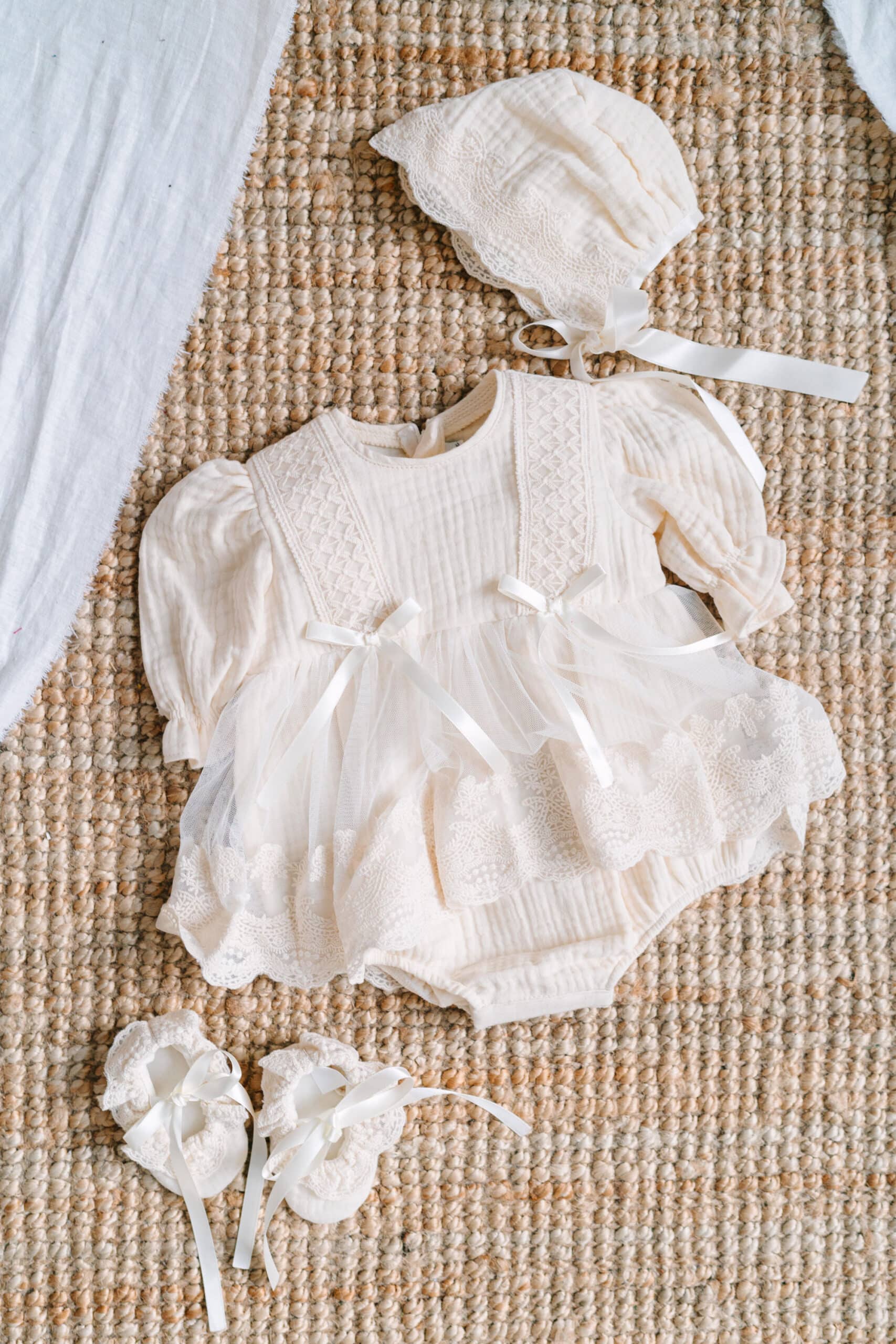 Salopetă bebe Tip Rochiță din Muselină în 3 Straturi cu Tull și Dantelă - 3 piese - ivoire 1 Salopetă bebe Tip Rochiță din Muselină în 3 Straturi cu Tull și Dantelă - 3 piese - ivoire