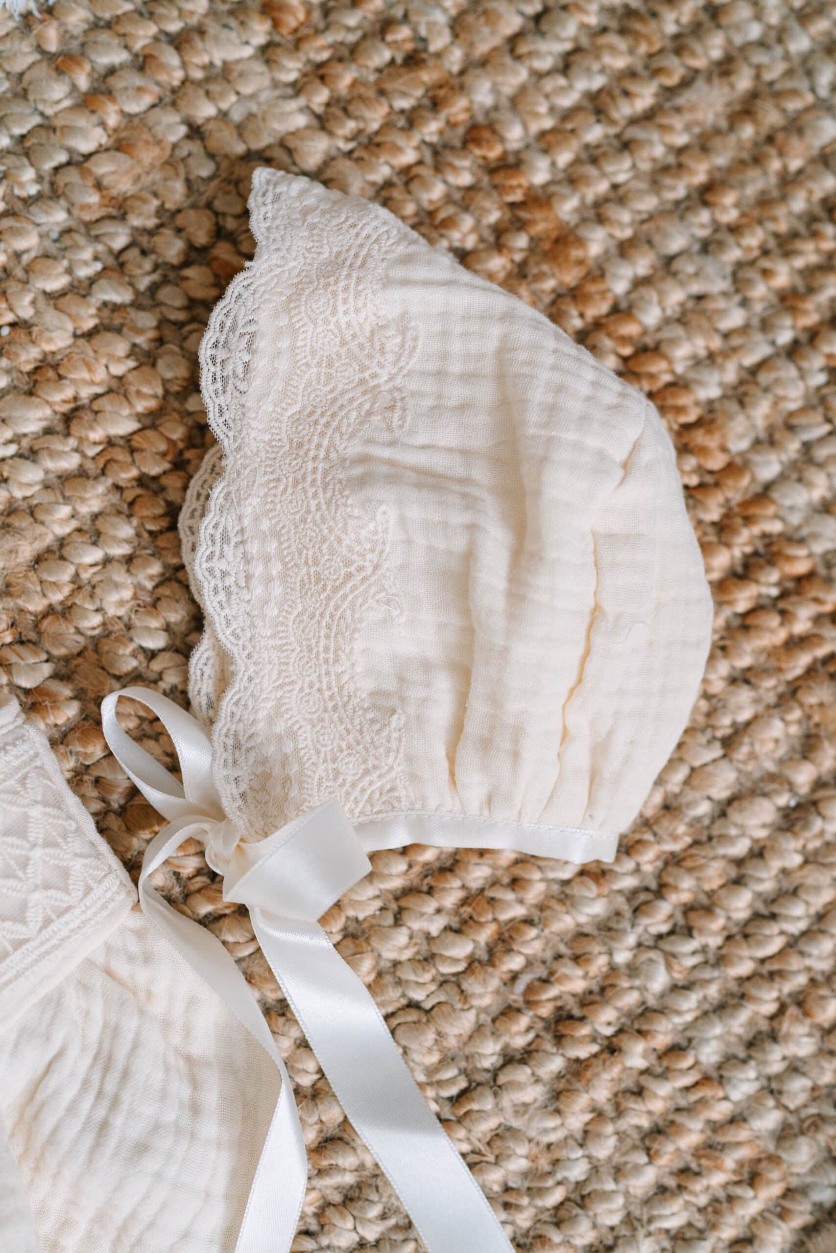 Salopetă bebe Tip Rochiță din Muselină în 3 Straturi cu Tull și Dantelă - 3 piese - ivoire 4 Salopetă bebe Tip Rochiță din Muselină în 3 Straturi cu Tull și Dantelă - 3 piese - ivoire - imagine 4