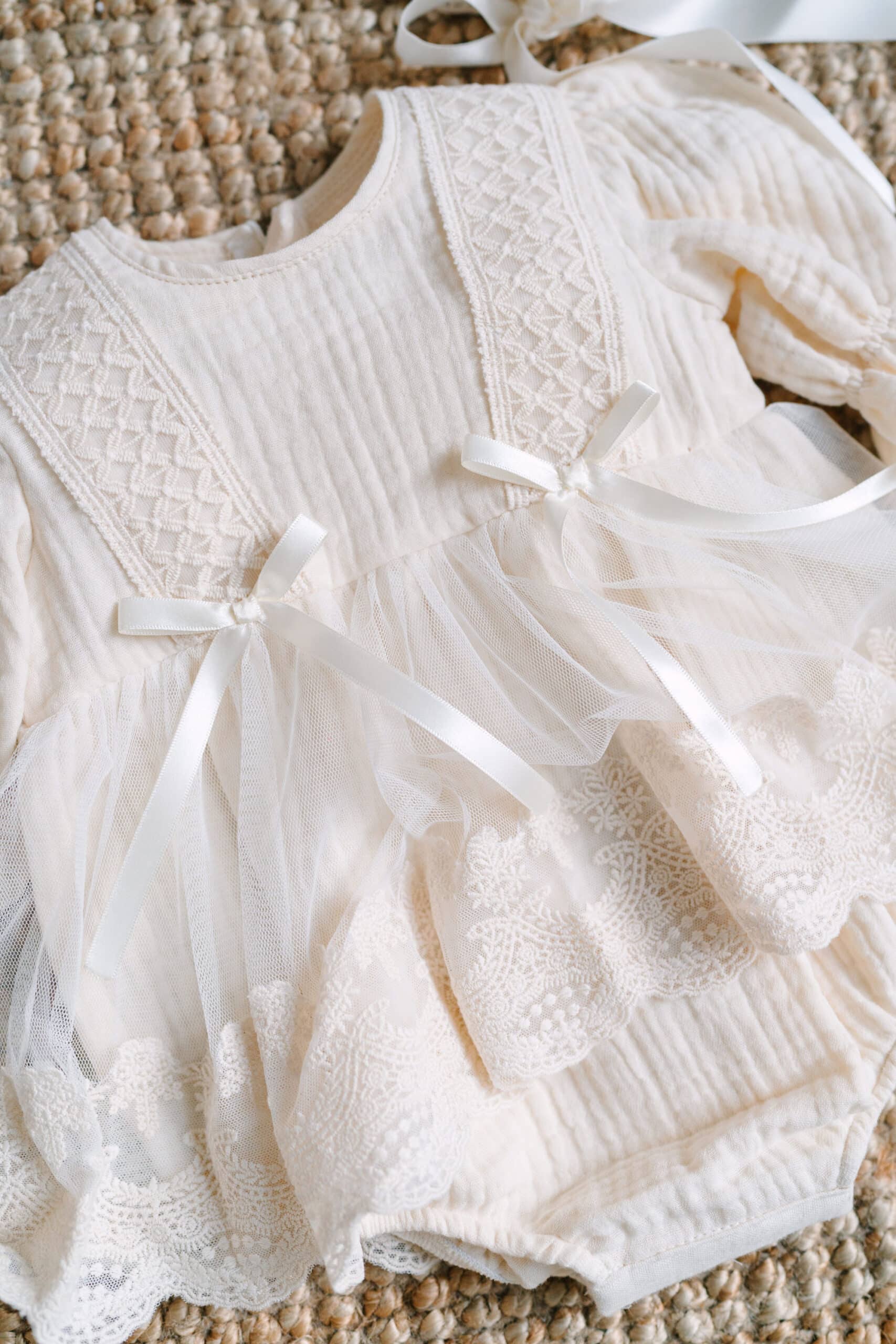 Salopetă bebe Tip Rochiță din Muselină în 3 Straturi cu Tull și Dantelă - 3 piese - ivoire 8 Salopetă bebe Tip Rochiță din Muselină în 3 Straturi cu Tull și Dantelă - 3 piese - ivoire - imagine 8