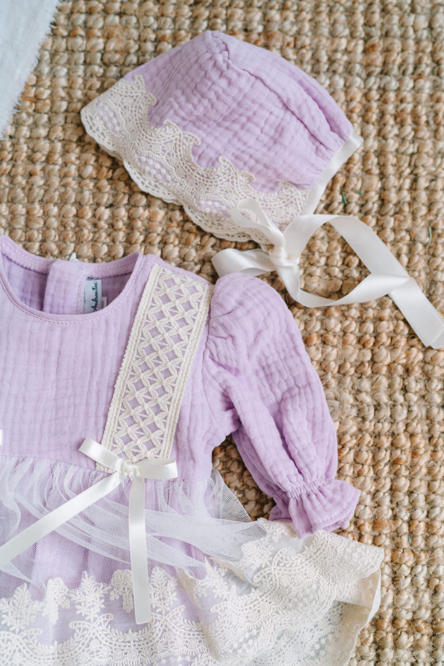 Salopetă bebe Tip Rochiță din Muselină în 3 Straturi cu Tull și Dantelă - 3 piese - lila 9 Salopetă bebe Tip Rochiță din Muselină în 3 Straturi cu Tull și Dantelă - 3 piese - lila - imagine 9