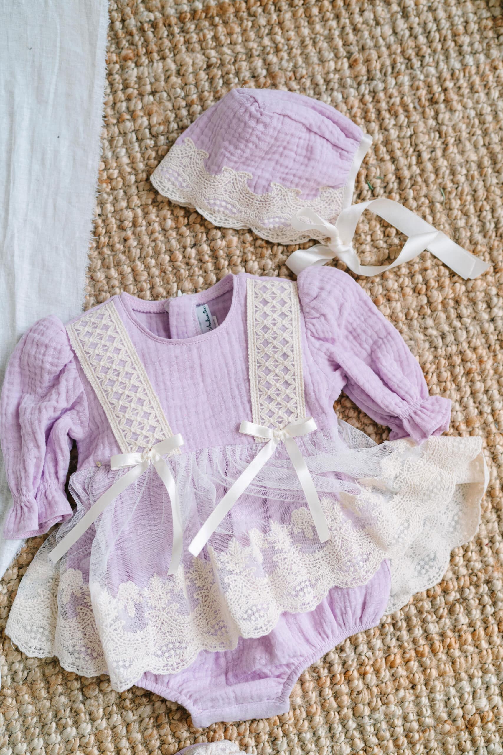 Salopetă bebe Tip Rochiță din Muselină în 3 Straturi cu Tull și Dantelă - 3 piese - lila 6 Salopetă bebe Tip Rochiță din Muselină în 3 Straturi cu Tull și Dantelă - 3 piese - lila - imagine 6