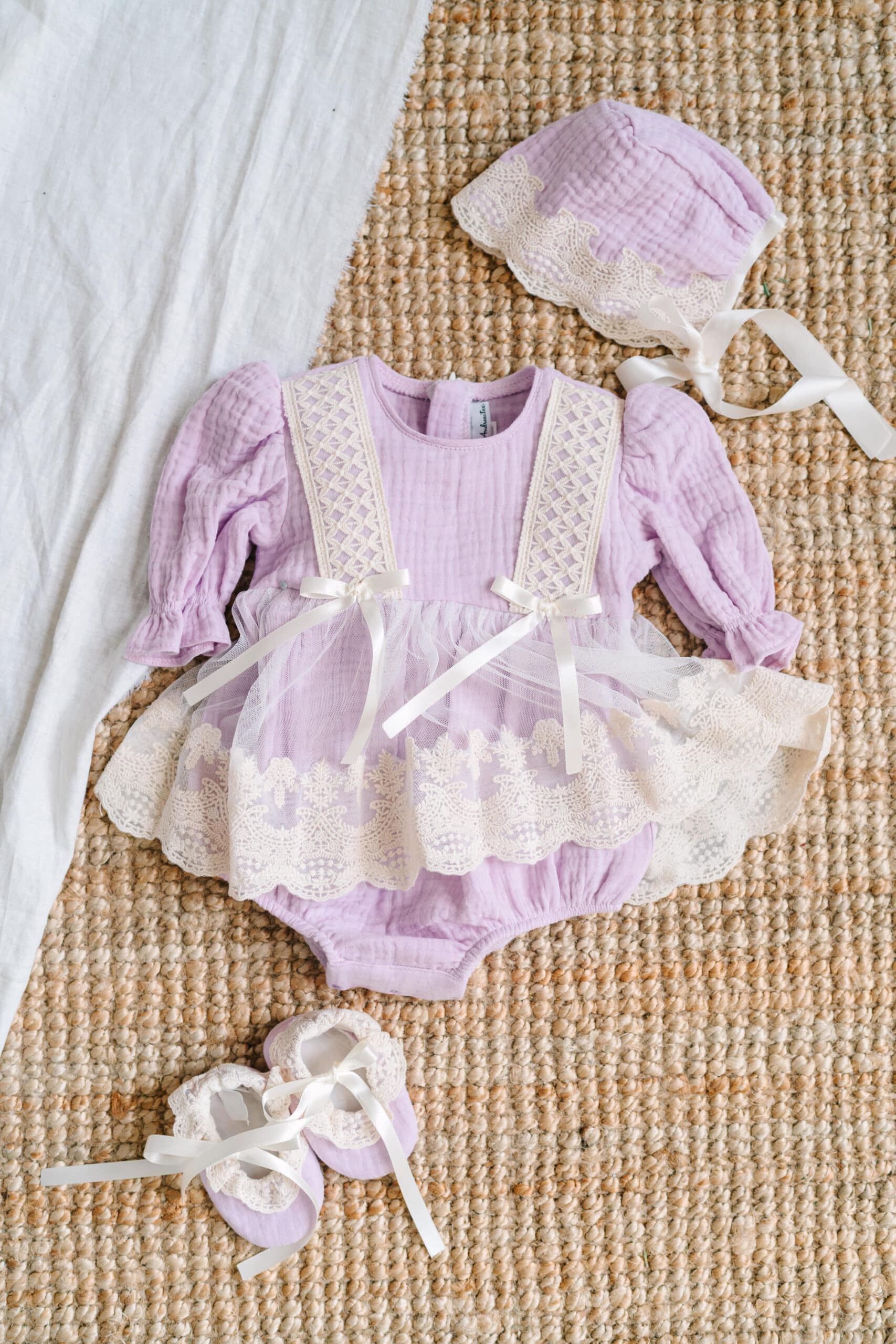 Salopetă bebe Tip Rochiță din Muselină în 3 Straturi cu Tull și Dantelă - 3 piese - lila 1 Salopetă bebe Tip Rochiță din Muselină în 3 Straturi cu Tull și Dantelă - 3 piese - lila