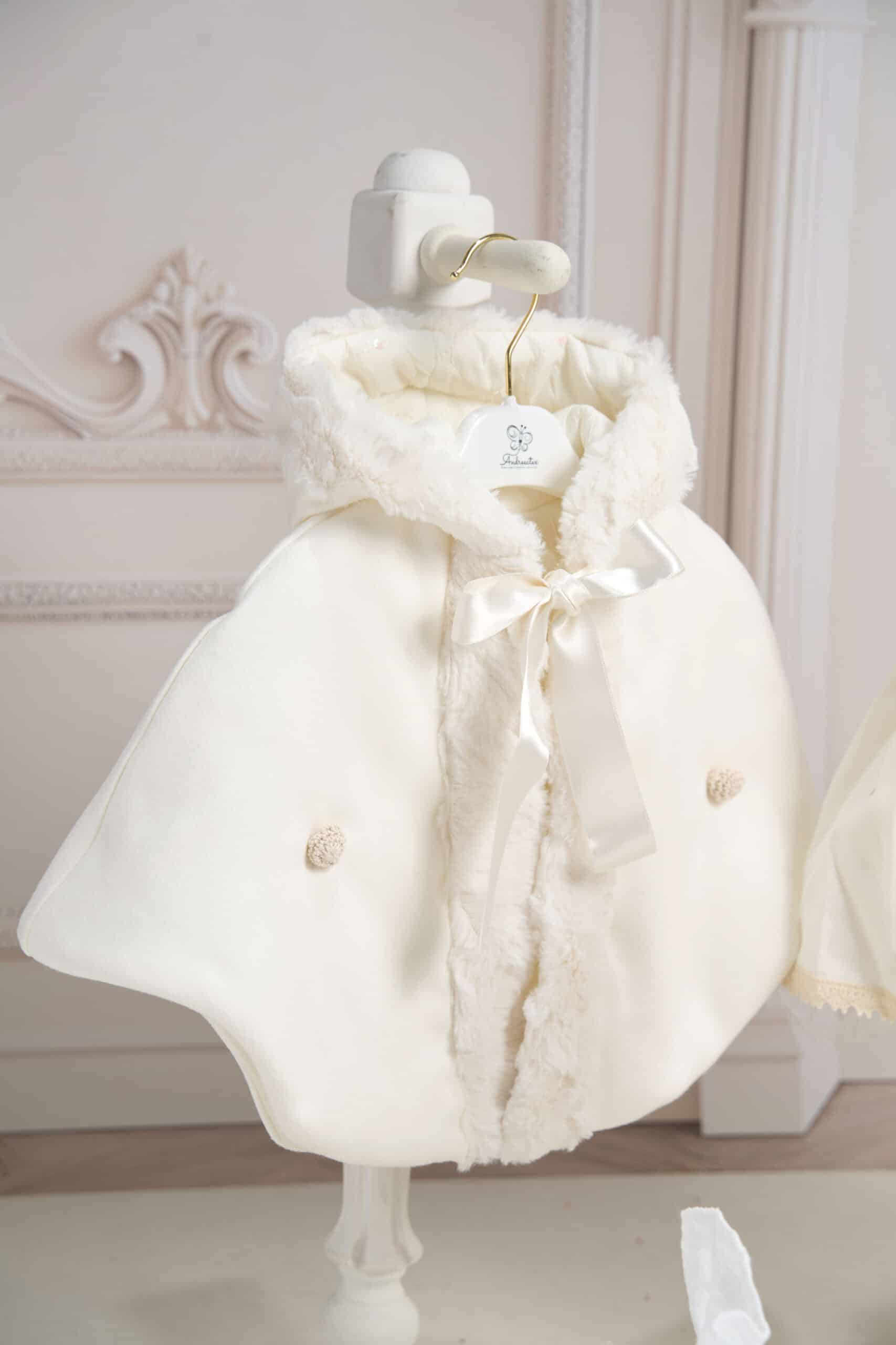 Set esențial botez Pavlova și Capă + Trusou + Lumânare - ivoire 7 Set esențial botez Pavlova și Capă + Trusou + Lumânare - ivoire - imagine 7