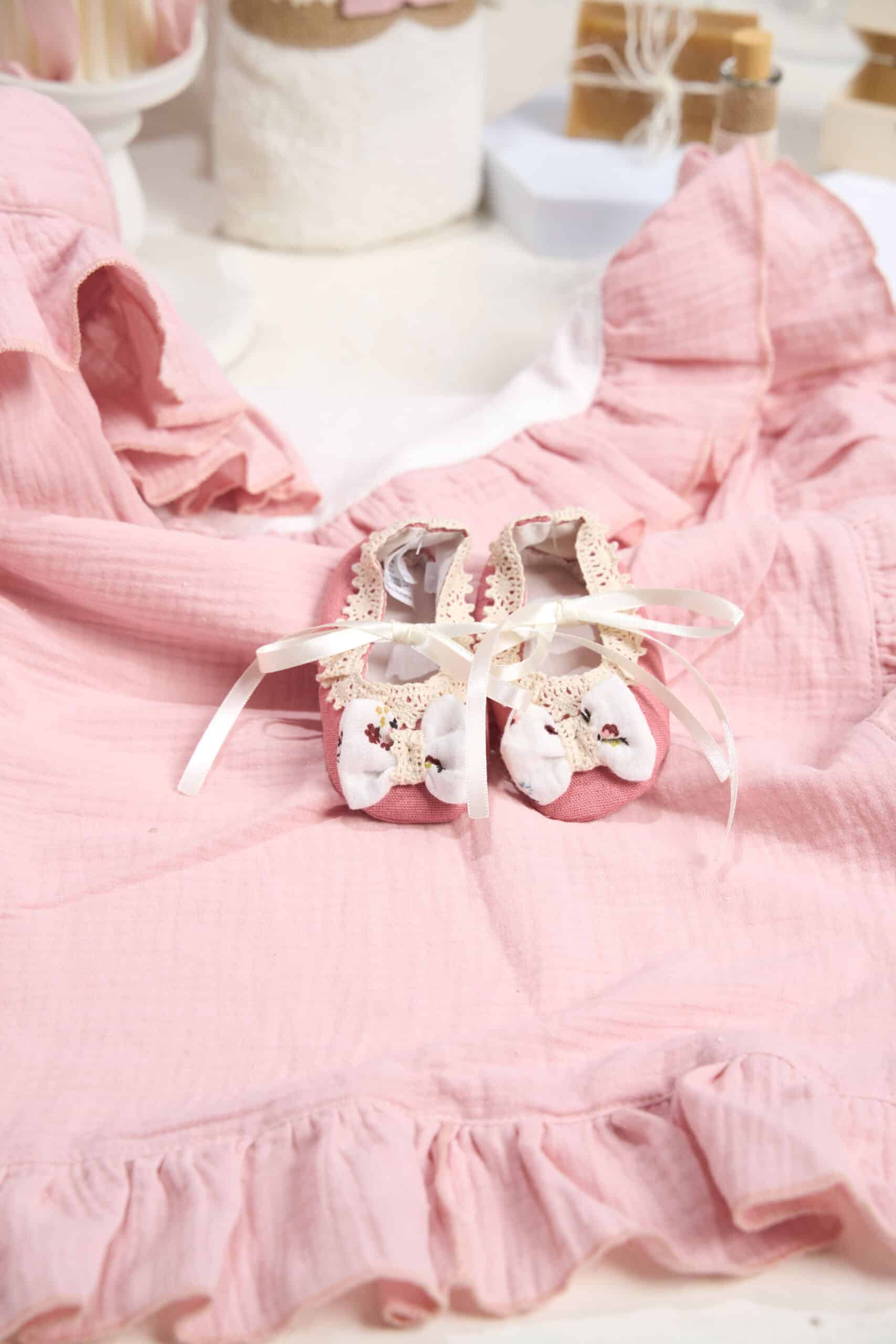 Set esențial botez Pavlova și Capă + Trusou + Lumânare - roz 8 Set esențial botez Pavlova și Capă + Trusou + Lumânare - roz - imagine 8