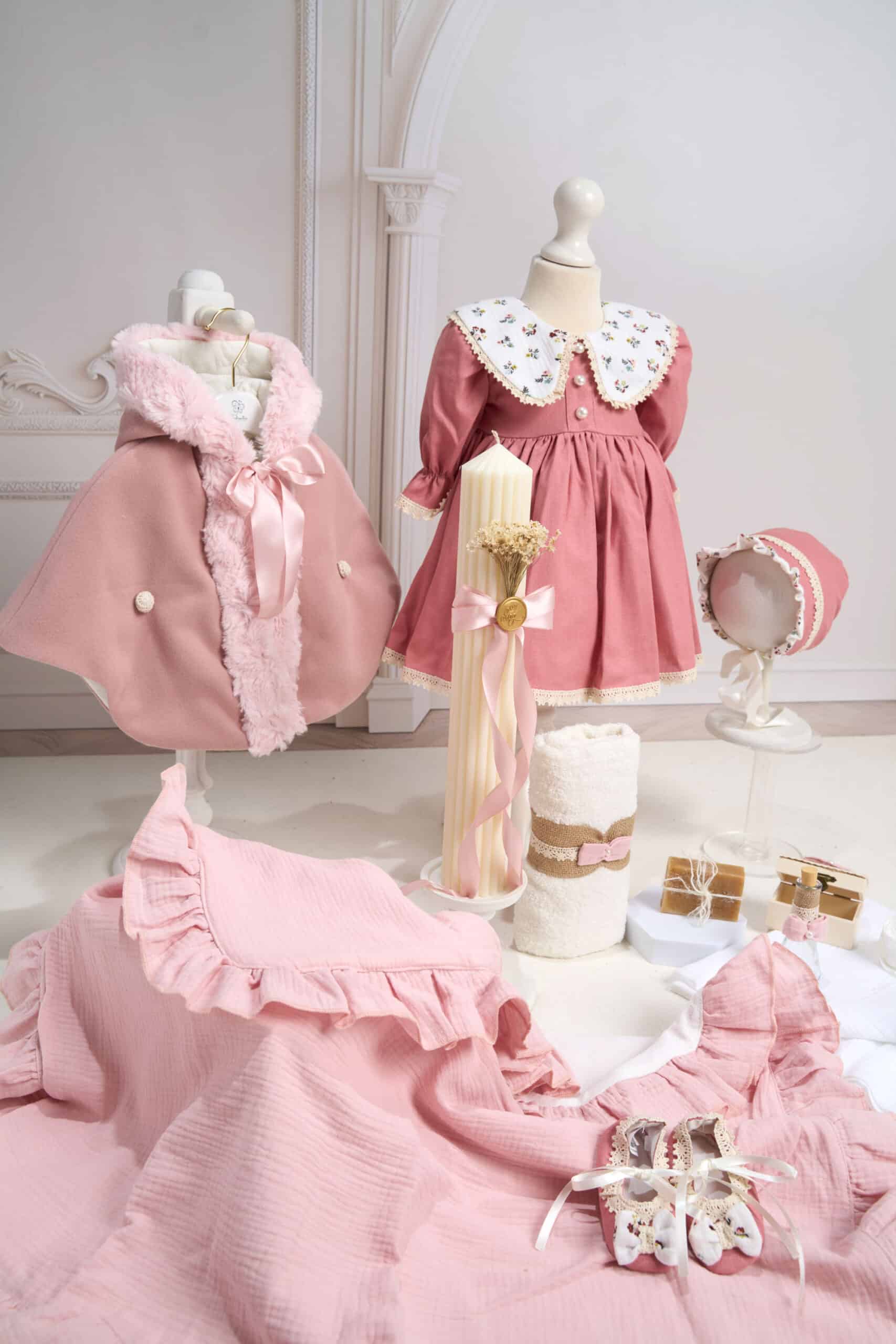 Set esențial botez Pavlova și Capă + Trusou + Lumânare - roz 2 Set esențial botez Pavlova și Capă + Trusou + Lumânare - roz - imagine 2