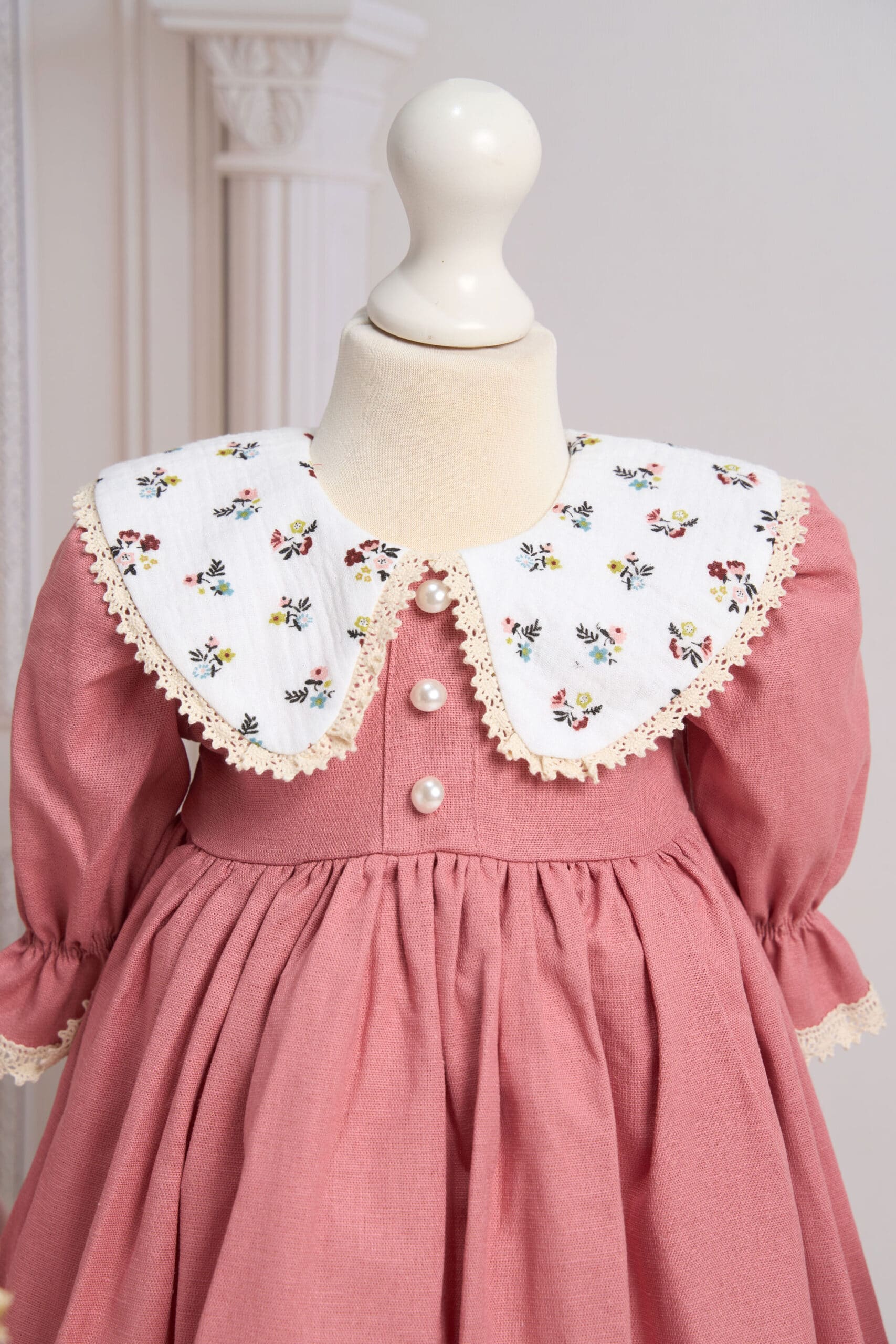 Set esențial botez Pavlova și Capă + Trusou + Lumânare - roz 7 Set esențial botez Pavlova și Capă + Trusou + Lumânare - roz - imagine 7