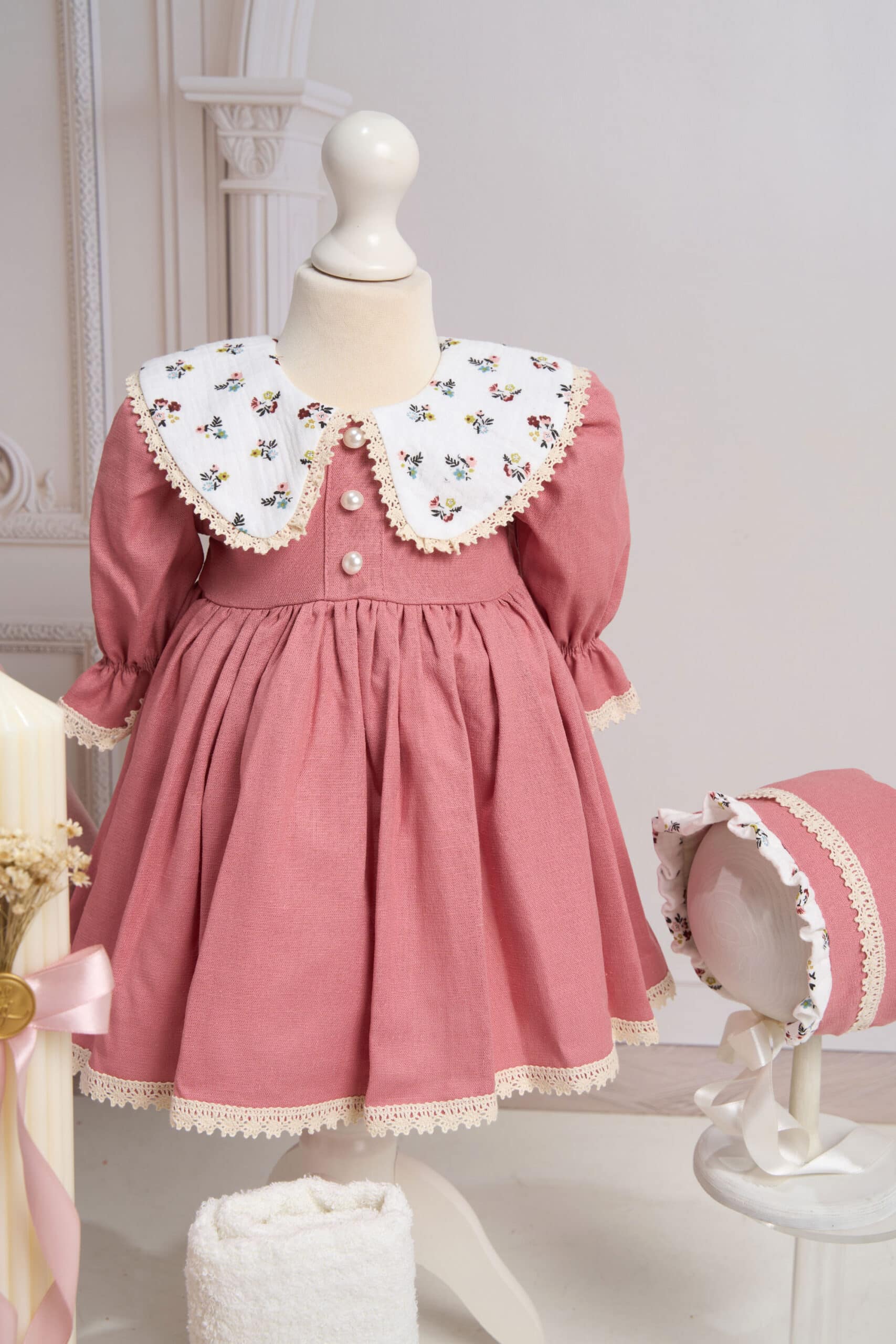 Set esențial botez Pavlova și Capă + Trusou + Lumânare - roz 4 Set esențial botez Pavlova și Capă + Trusou + Lumânare - roz - imagine 4