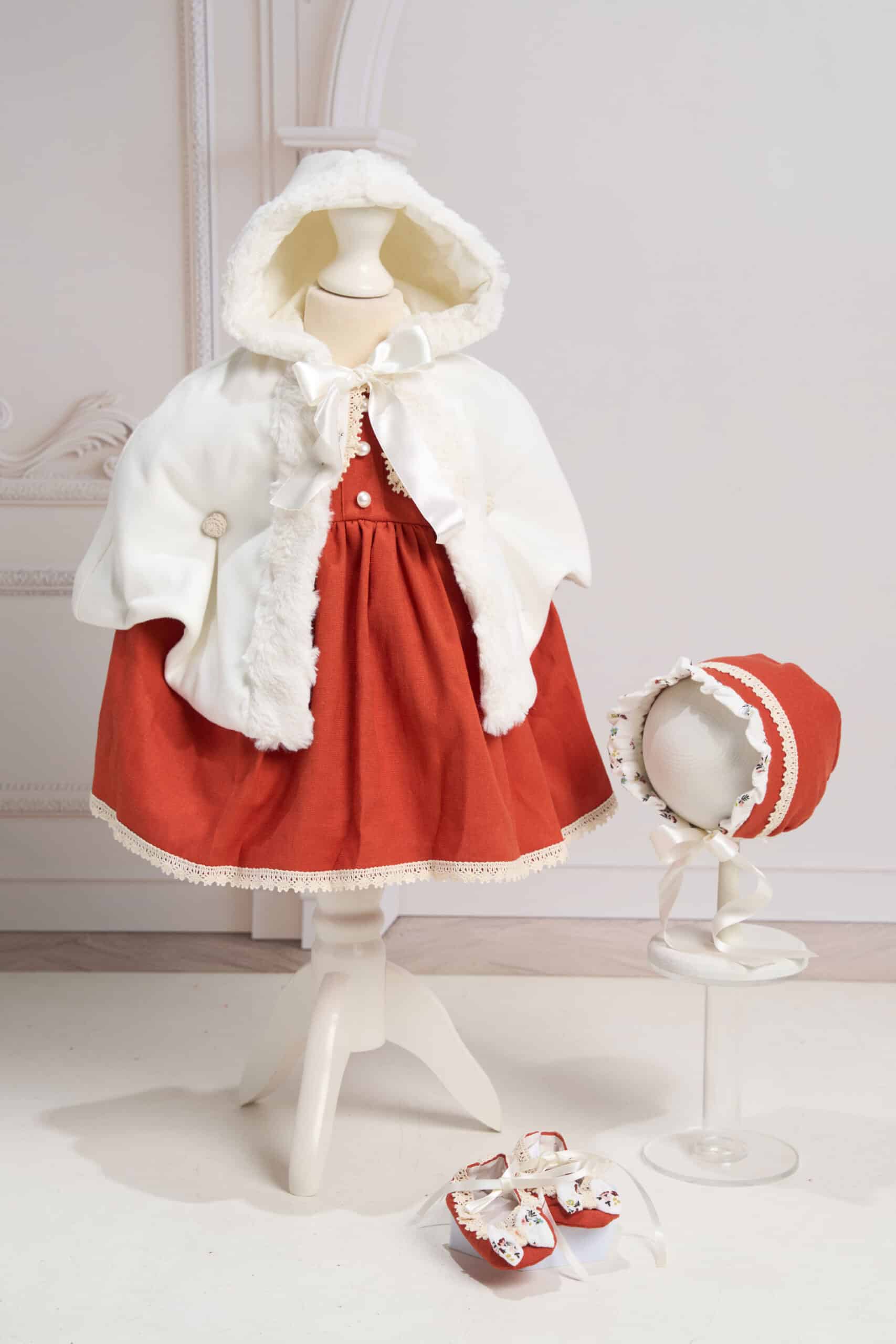 Set botez Capă + Rochie Pavlova - Roșu Scorțișoară 1 Set botez capă, o rochiță delicată în set cu botoșei și bonetă și cu o extra capă pentru căldură
