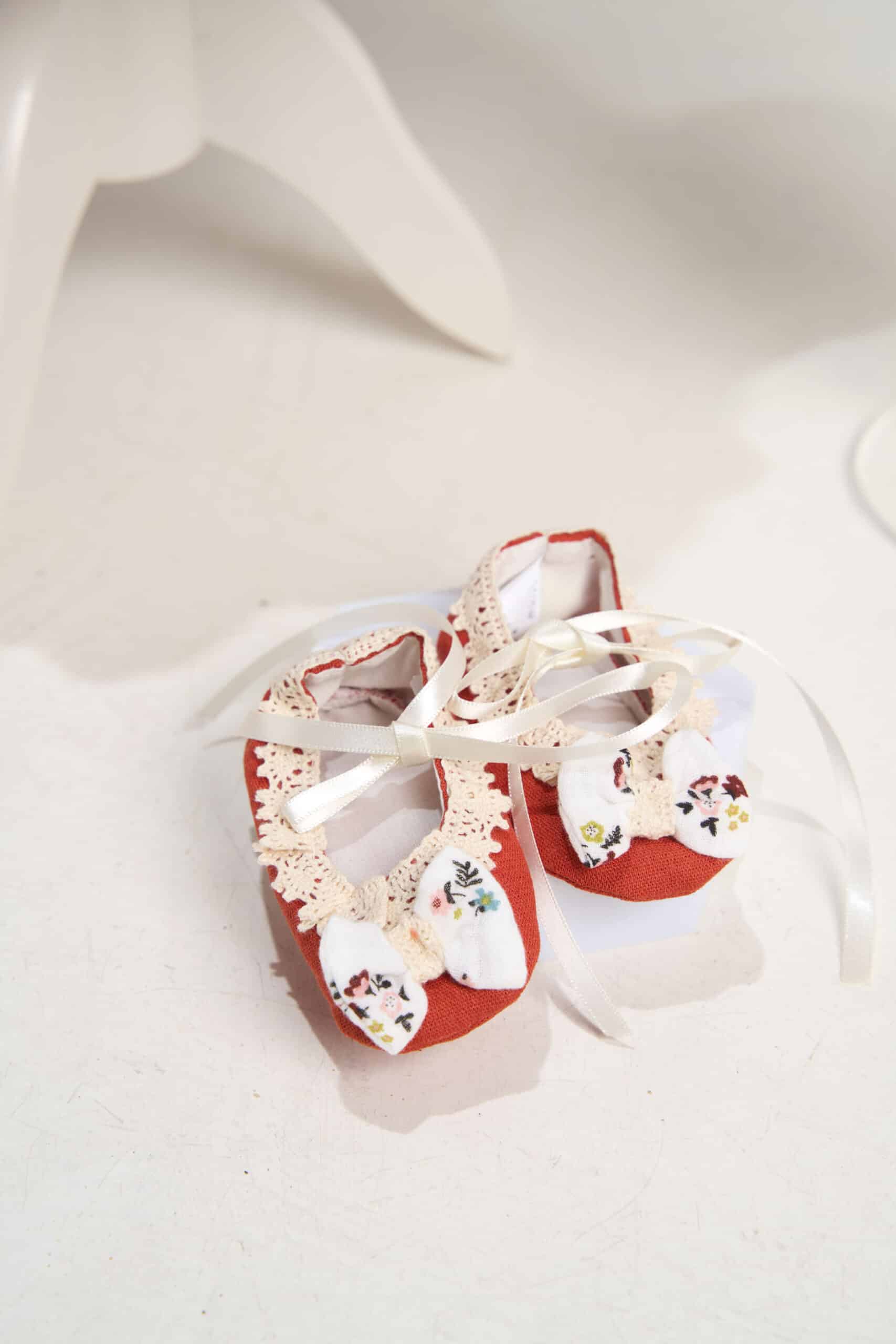 Set esențial botez Pavlova și Capă + Trusou + Lumânare - roșu Scorțișoară 9 Set esențial botez Pavlova și Capă + Trusou + Lumânare - roșu Scorțișoară - imagine 9