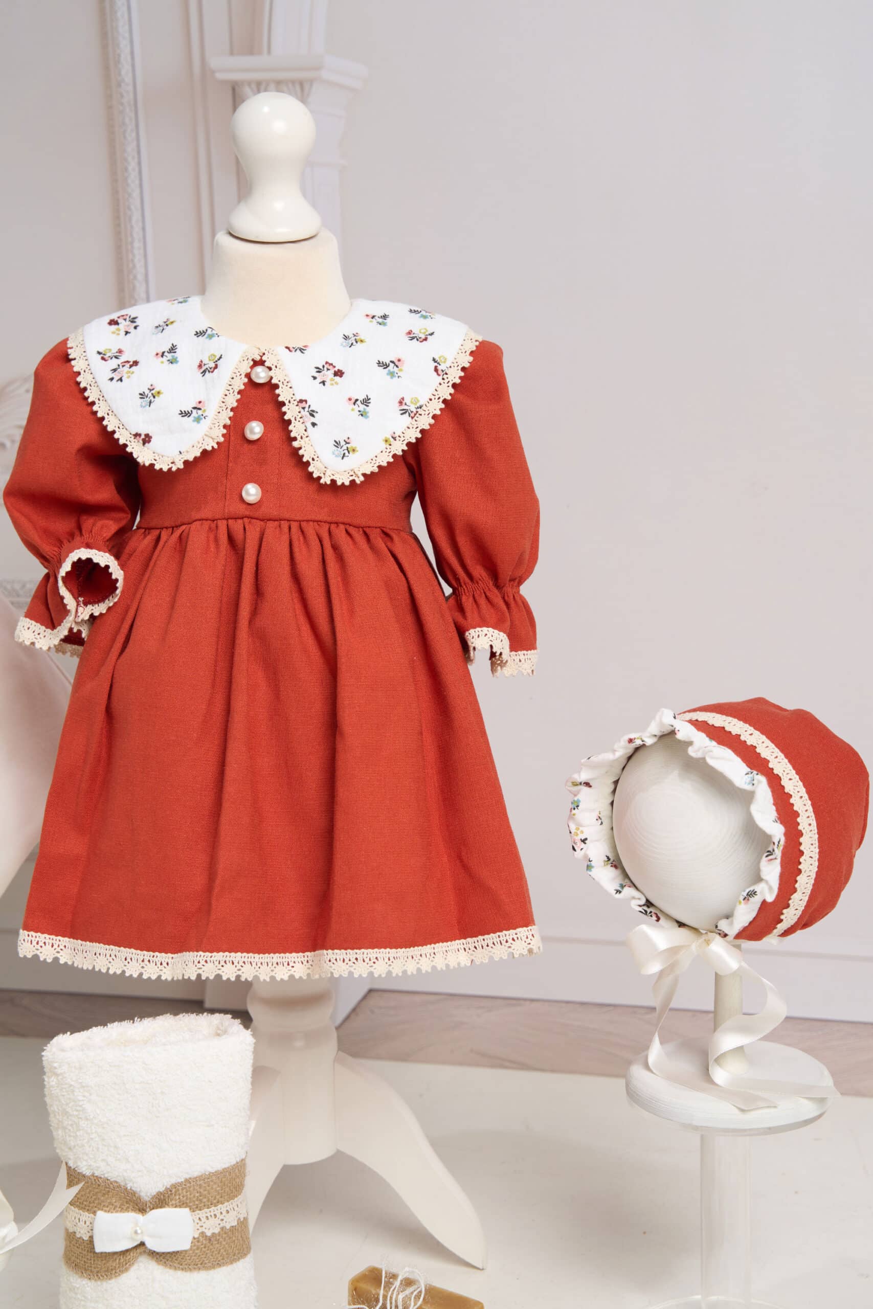 Set esențial botez Pavlova și Capă + Trusou + Lumânare - roșu Scorțișoară 2 Set esențial botez Pavlova și Capă + Trusou + Lumânare - roșu Scorțișoară - imagine 2