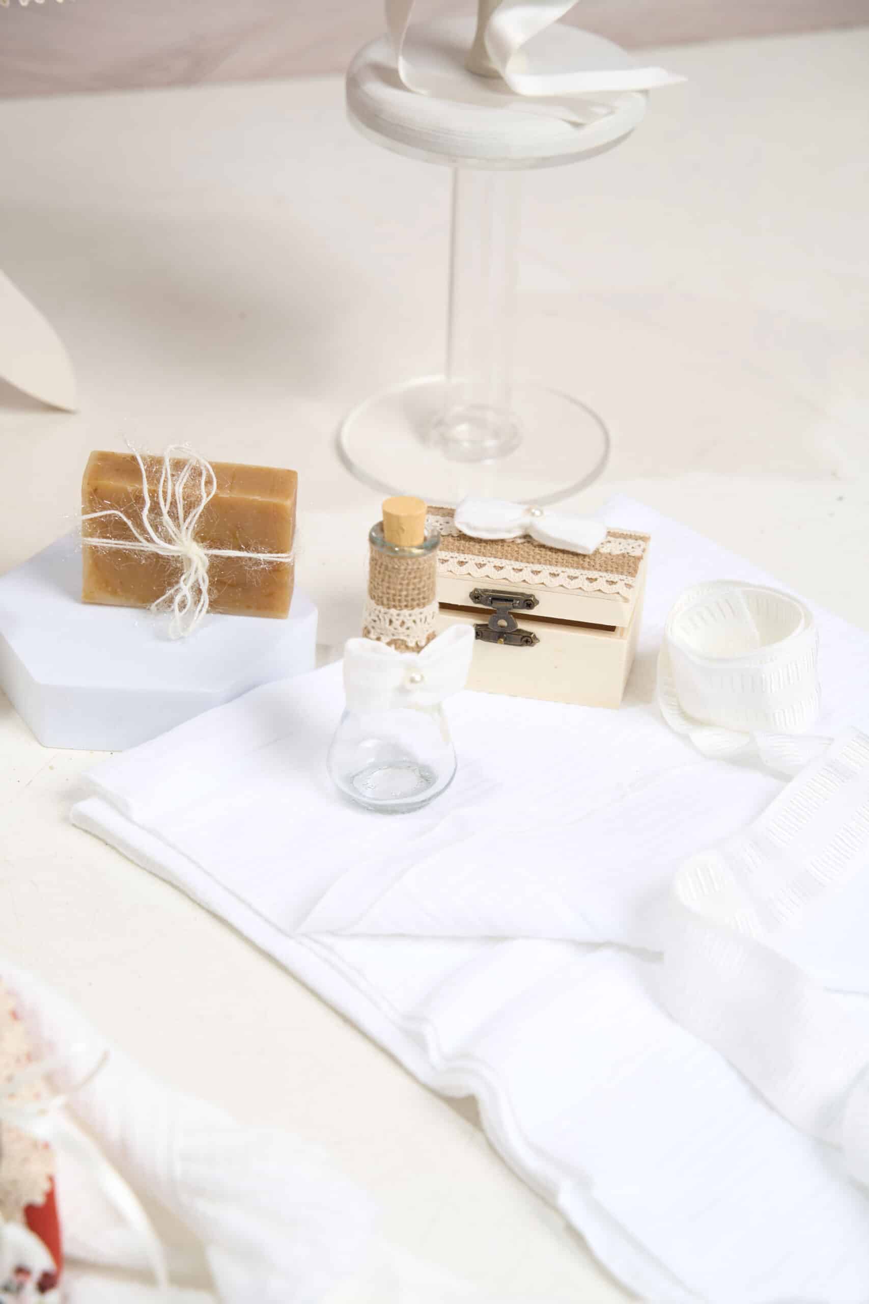 Set esențial botez Pavlova și Capă + Trusou + Lumânare - roșu Scorțișoară 6 Set esențial botez Pavlova și Capă + Trusou + Lumânare - roșu Scorțișoară - imagine 6