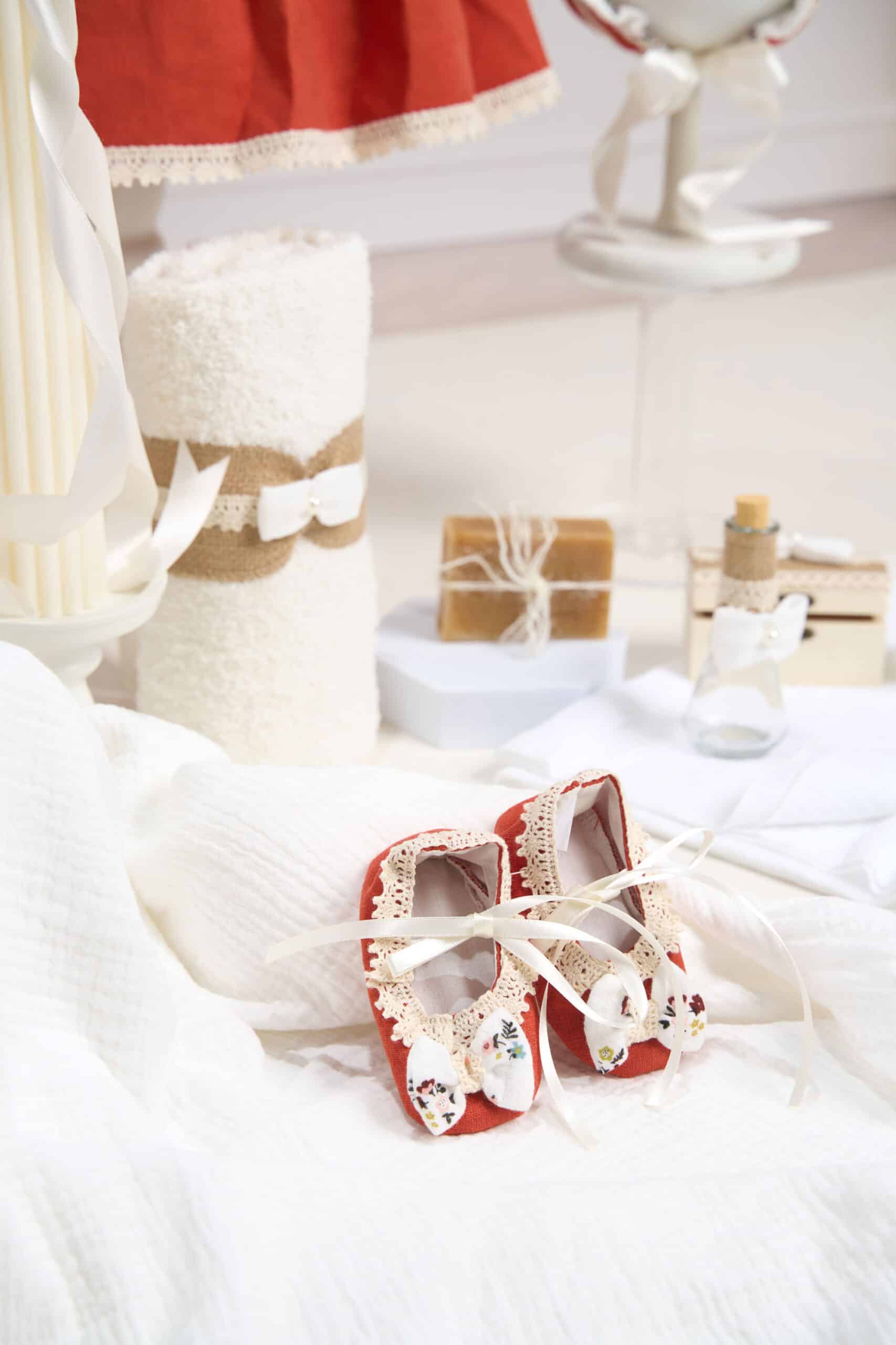 Set esențial botez Pavlova și Capă + Trusou + Lumânare - roșu Scorțișoară 7 Set esențial botez Pavlova și Capă + Trusou + Lumânare - roșu Scorțișoară - imagine 7