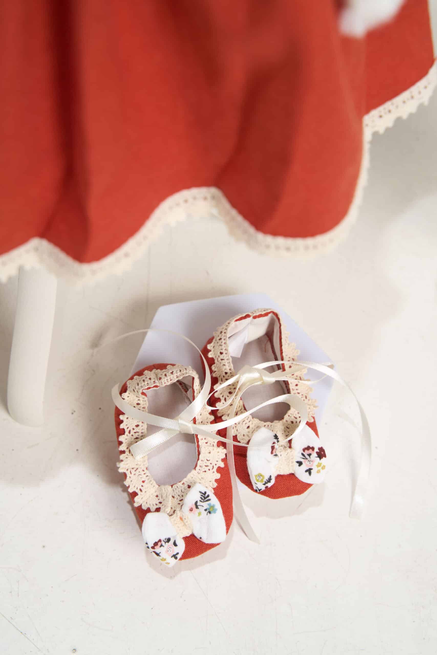 Set esențial botez Pavlova și Capă + Trusou + Lumânare - roșu Scorțișoară 3 Set esențial botez Pavlova și Capă + Trusou + Lumânare - roșu Scorțișoară - imagine 3