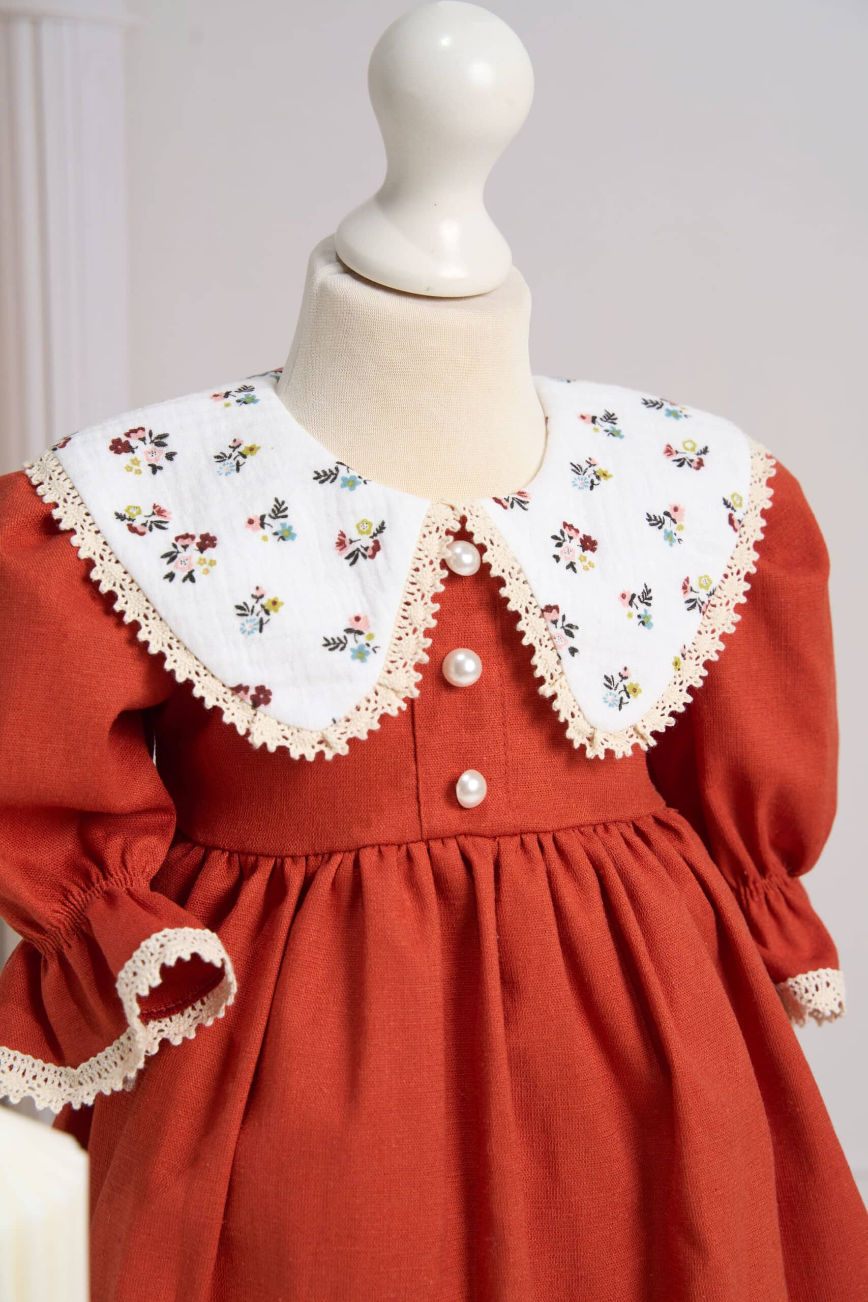 Set esențial botez Pavlova și Capă + Trusou + Lumânare - roșu Scorțișoară 5 Set esențial botez Pavlova și Capă + Trusou + Lumânare - roșu Scorțișoară - imagine 5