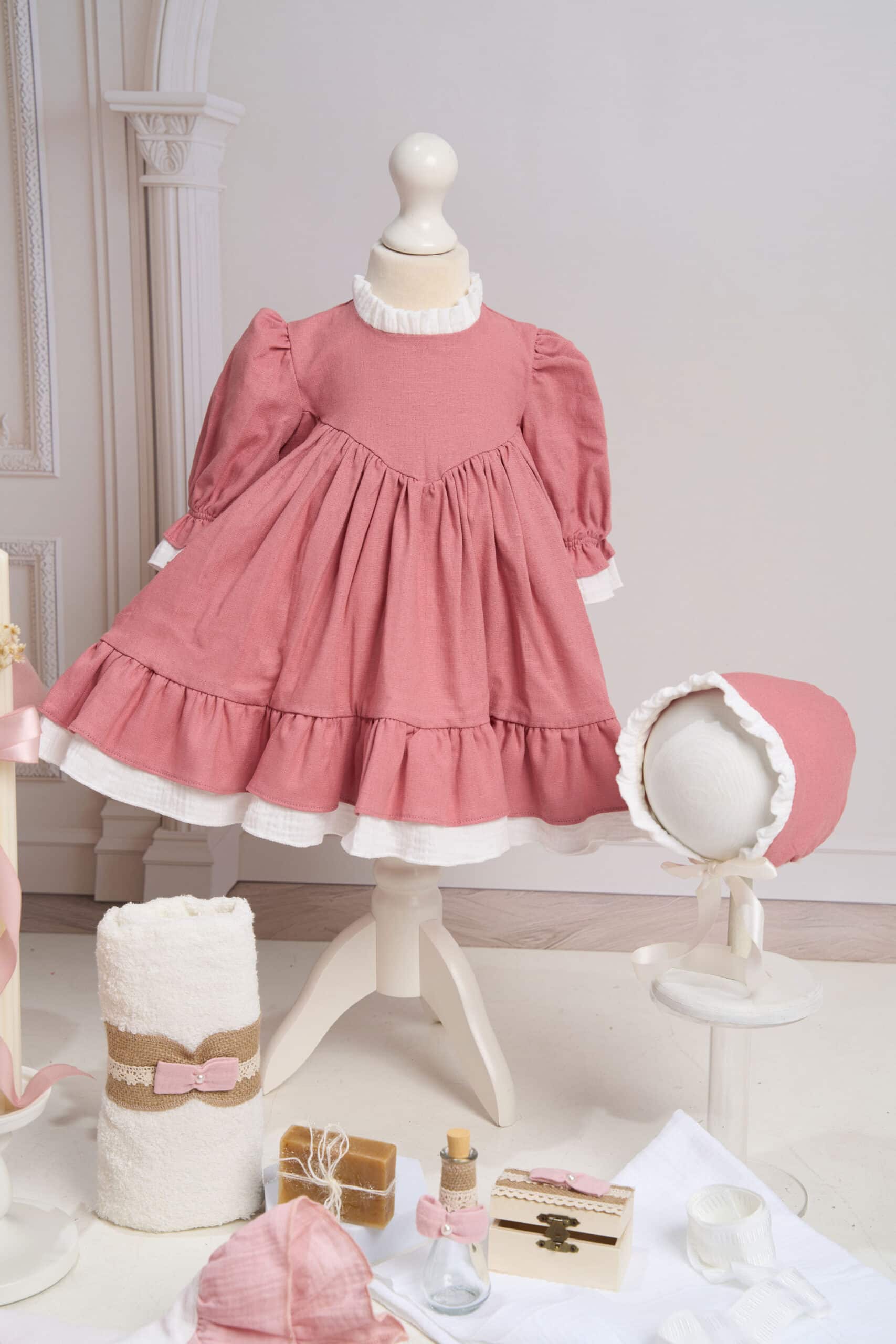 Set esențial botez Petit Coeur și Capă + Trusou + Lumânare - roz 2 Set esențial botez Petit Coeur și Capă + Trusou + Lumânare - roz - imagine 2