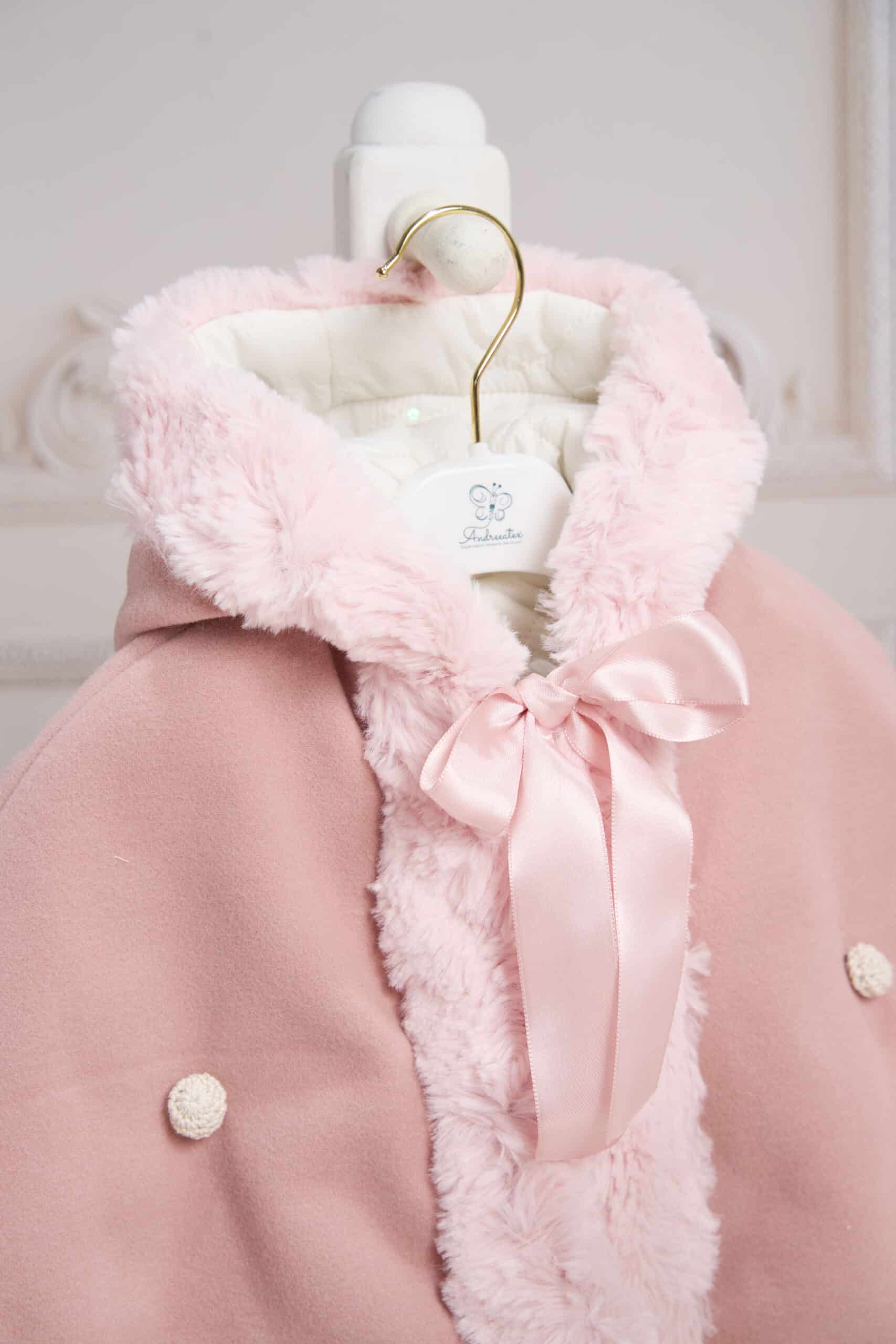 Set esențial botez Petit Coeur și Capă + Trusou + Lumânare - roz 8 Set esențial botez Petit Coeur și Capă + Trusou + Lumânare - roz - imagine 8