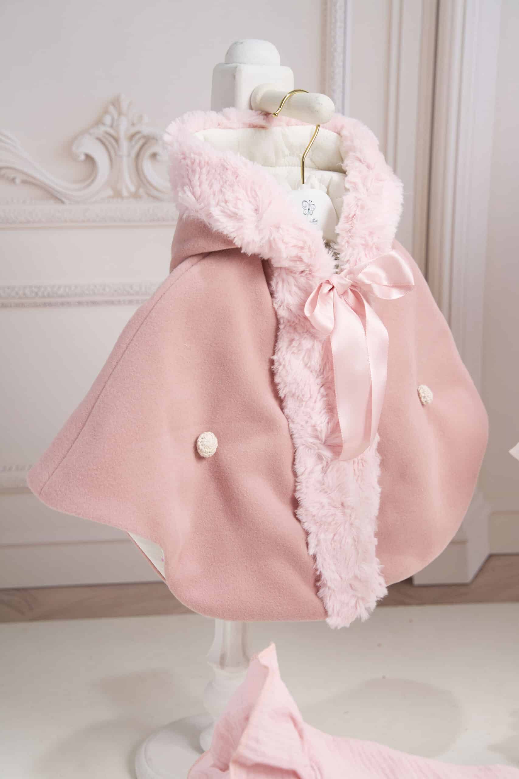 Set esențial botez Petit Coeur și Capă + Trusou + Lumânare - roz 6 Set esențial botez Petit Coeur și Capă + Trusou + Lumânare - roz - imagine 6