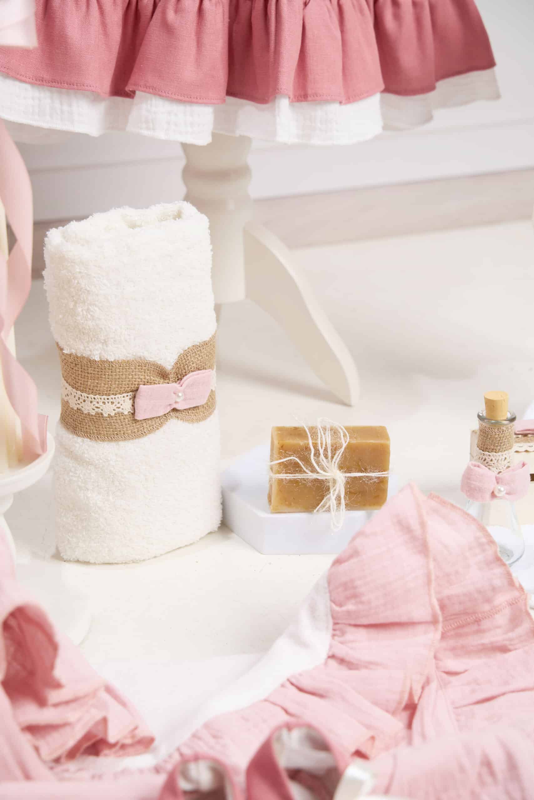 Set esențial botez Petit Coeur și Capă + Trusou + Lumânare - roz 5 Set esențial botez Petit Coeur și Capă + Trusou + Lumânare - roz - imagine 5