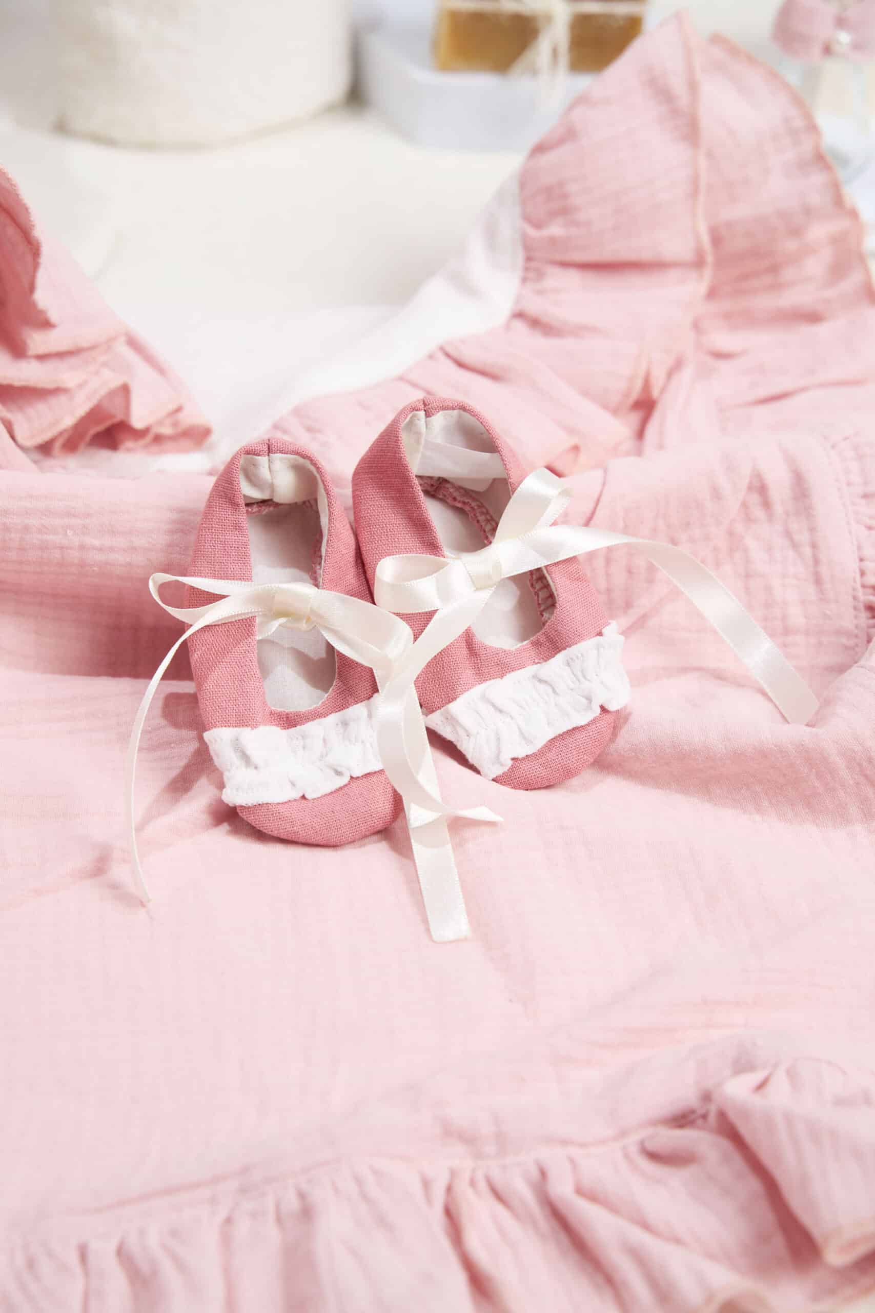 Set esențial botez Petit Coeur și Capă + Trusou + Lumânare - roz 3 Set esențial botez Petit Coeur și Capă + Trusou + Lumânare - roz - imagine 3