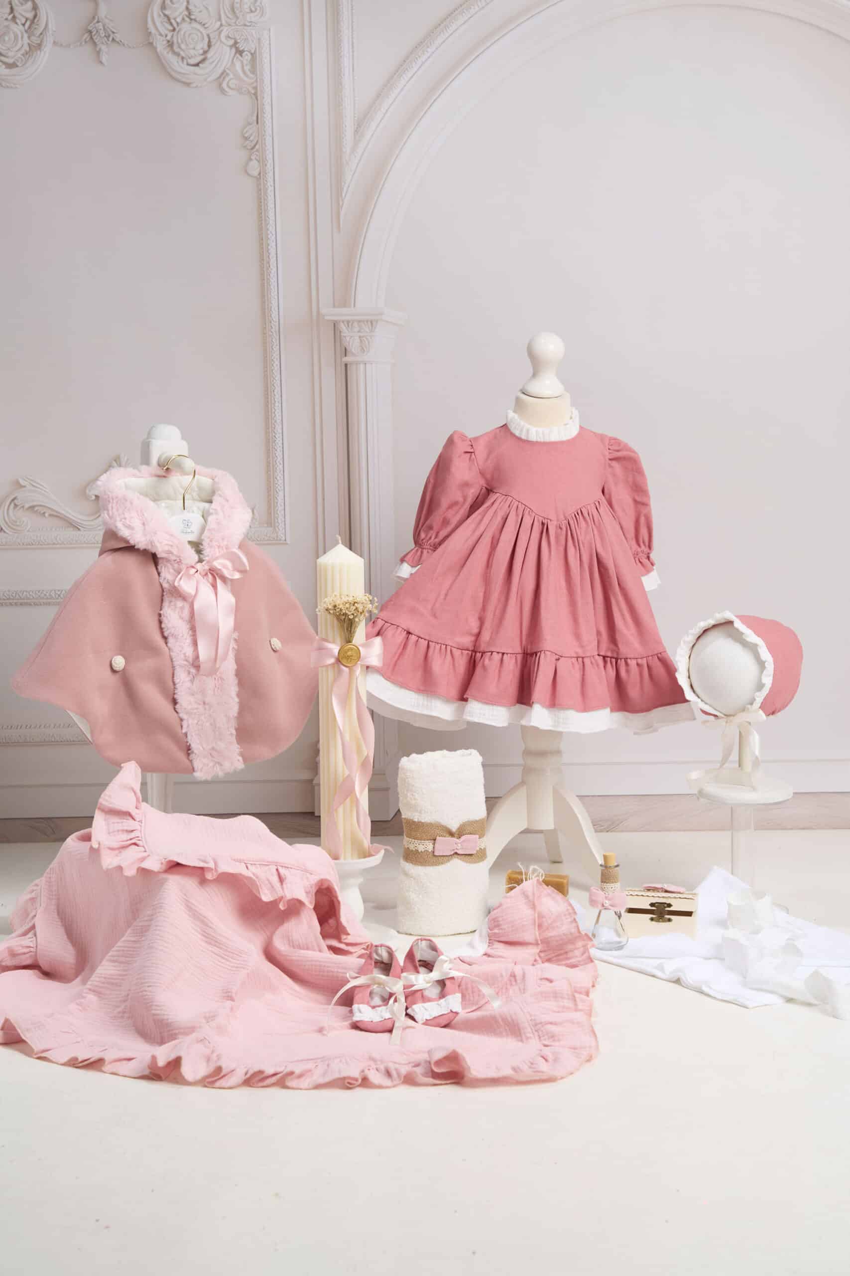 Set esențial botez Petit Coeur și Capă + Trusou + Lumânare - roz 1 Set esențial botez Petit Coeur și Capă + Trusou + Lumânare - roz