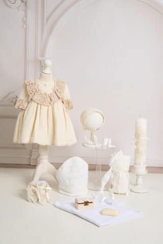 Elegant și armonios, acest set este alegerea ideală pentru un botez de poveste. Include o rochiță delicată în nuanță ivoire, realizată din muselină triplustrat, accesorizată cu volan din dantelă brodată și detalii rafinate ce oferă un aer clasic. Ținuta este completată de botoșei asortați și o bonetă elegantă, perfect coordonate cromatic. Setul conține și un trusou de botez din bumbac, format din 7 piese esențiale, atent lucrate pentru confortul bebelușului, alături de o lumânare de botez decorată manual, în ton cu întreaga tematică.