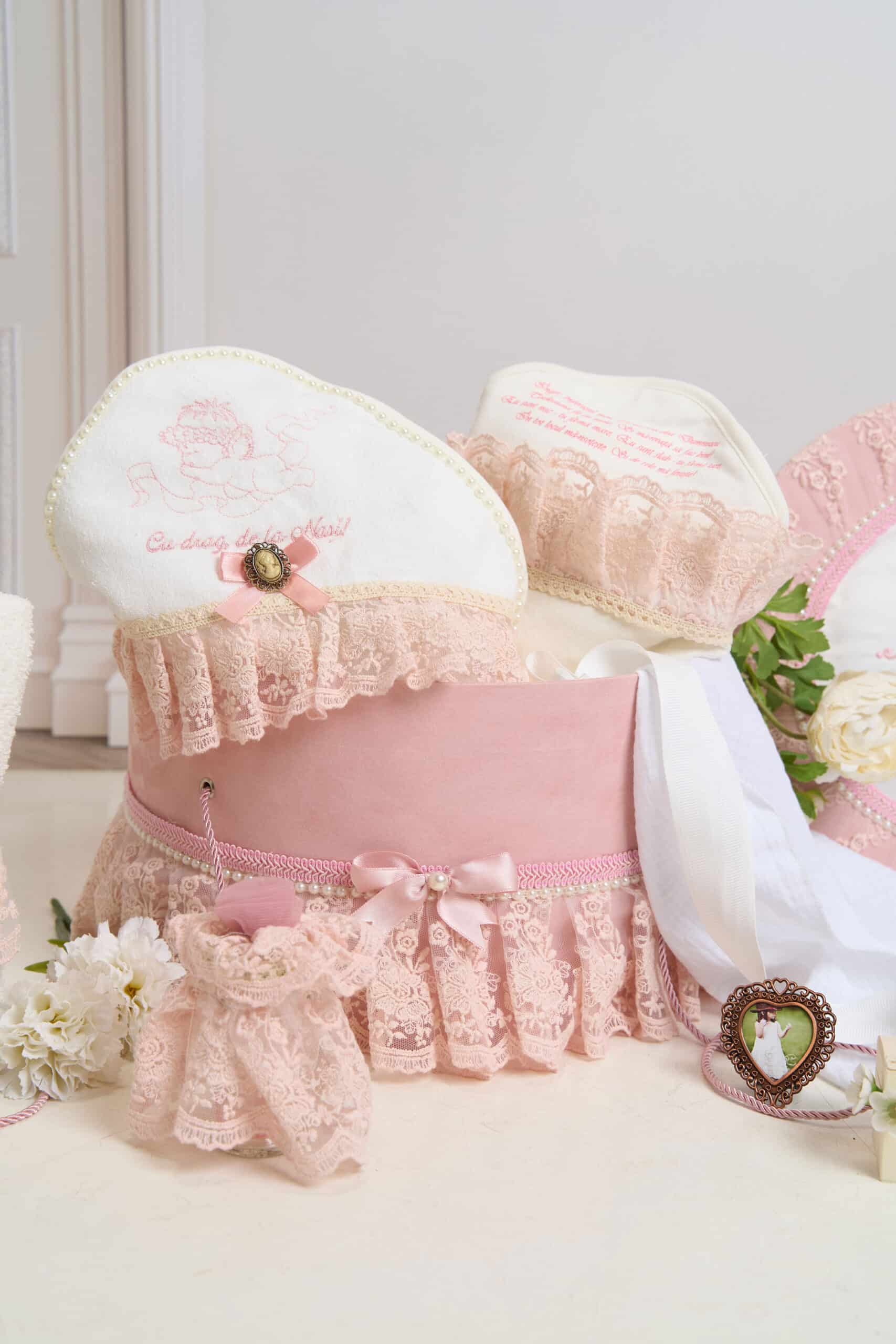 Pachet botez -15% REDUCERE - Cufăr Trusou - Volane Vintage - roz + Trusou botez - Claire 4 Pachet botez -15% REDUCERE - Cufăr Trusou - Volane Vintage - roz + Trusou botez - Claire - imagine 4