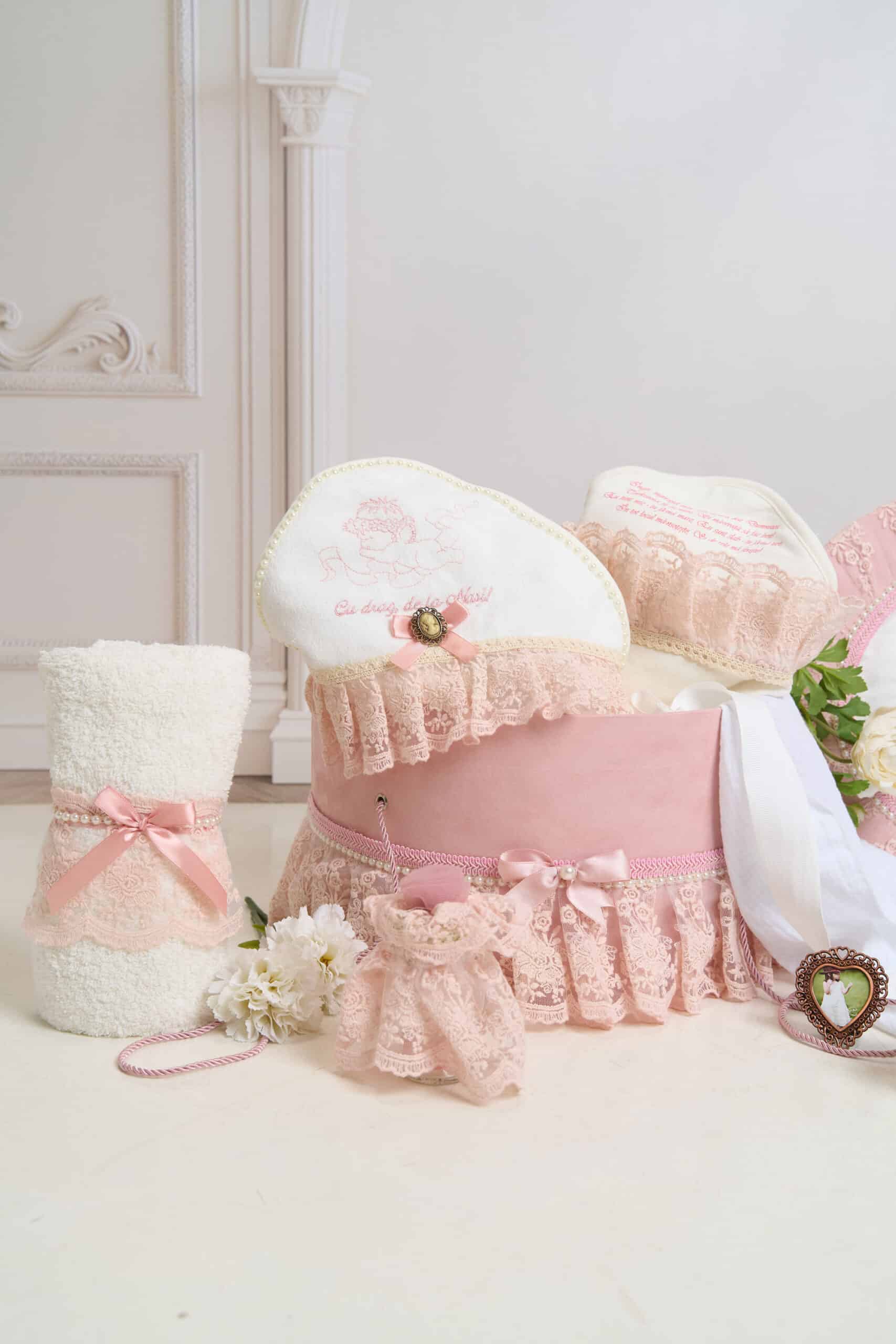 Pachet botez -15% REDUCERE - Cufăr Trusou - Volane Vintage - roz + Trusou botez - Claire 2 Pachet botez -15% REDUCERE - Cufăr Trusou - Volane Vintage - roz + Trusou botez - Claire - imagine 2