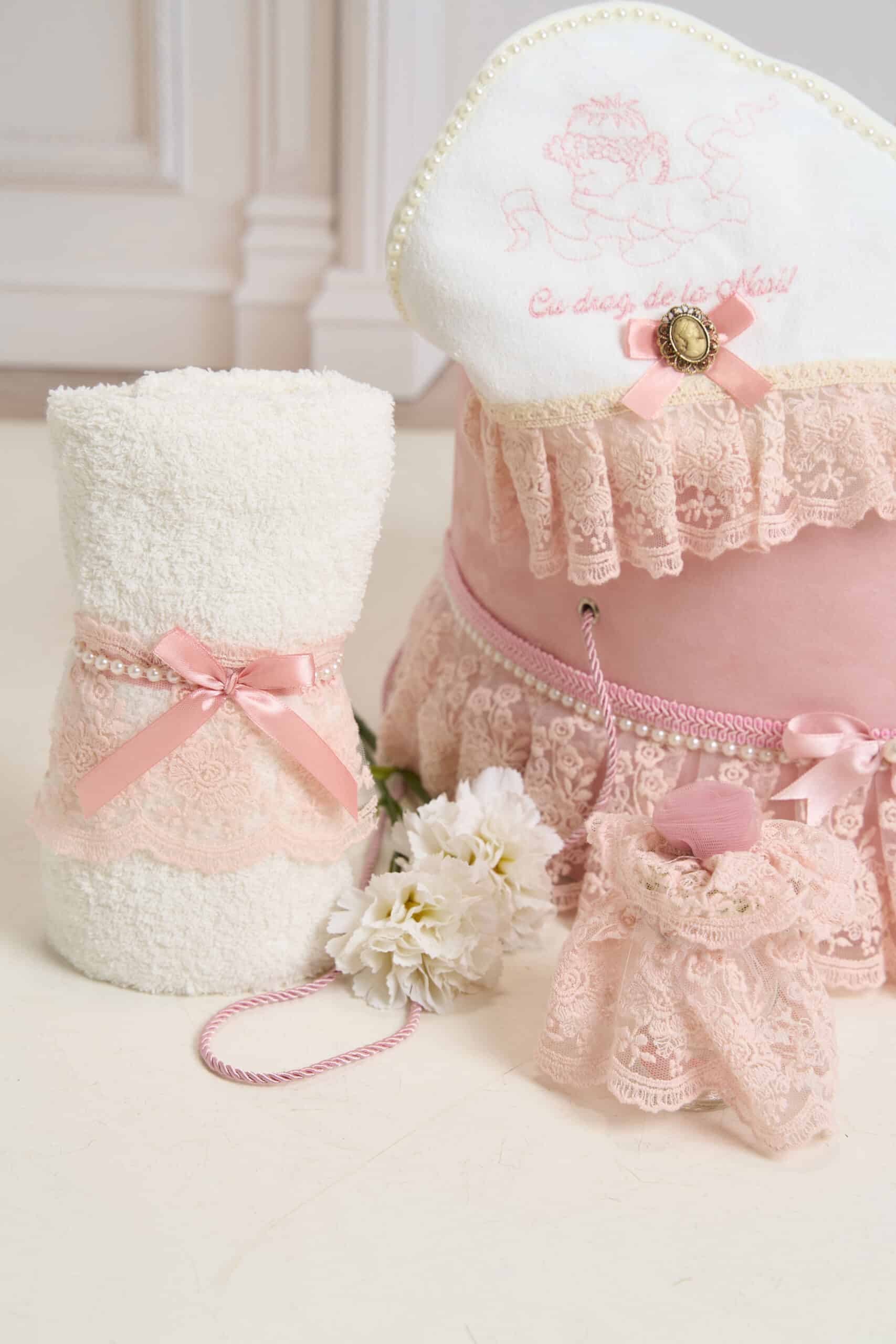 Pachet botez -15% REDUCERE - Cufăr Trusou - Volane Vintage - roz + Trusou botez - Claire 3 Pachet botez -15% REDUCERE - Cufăr Trusou - Volane Vintage - roz + Trusou botez - Claire - imagine 3