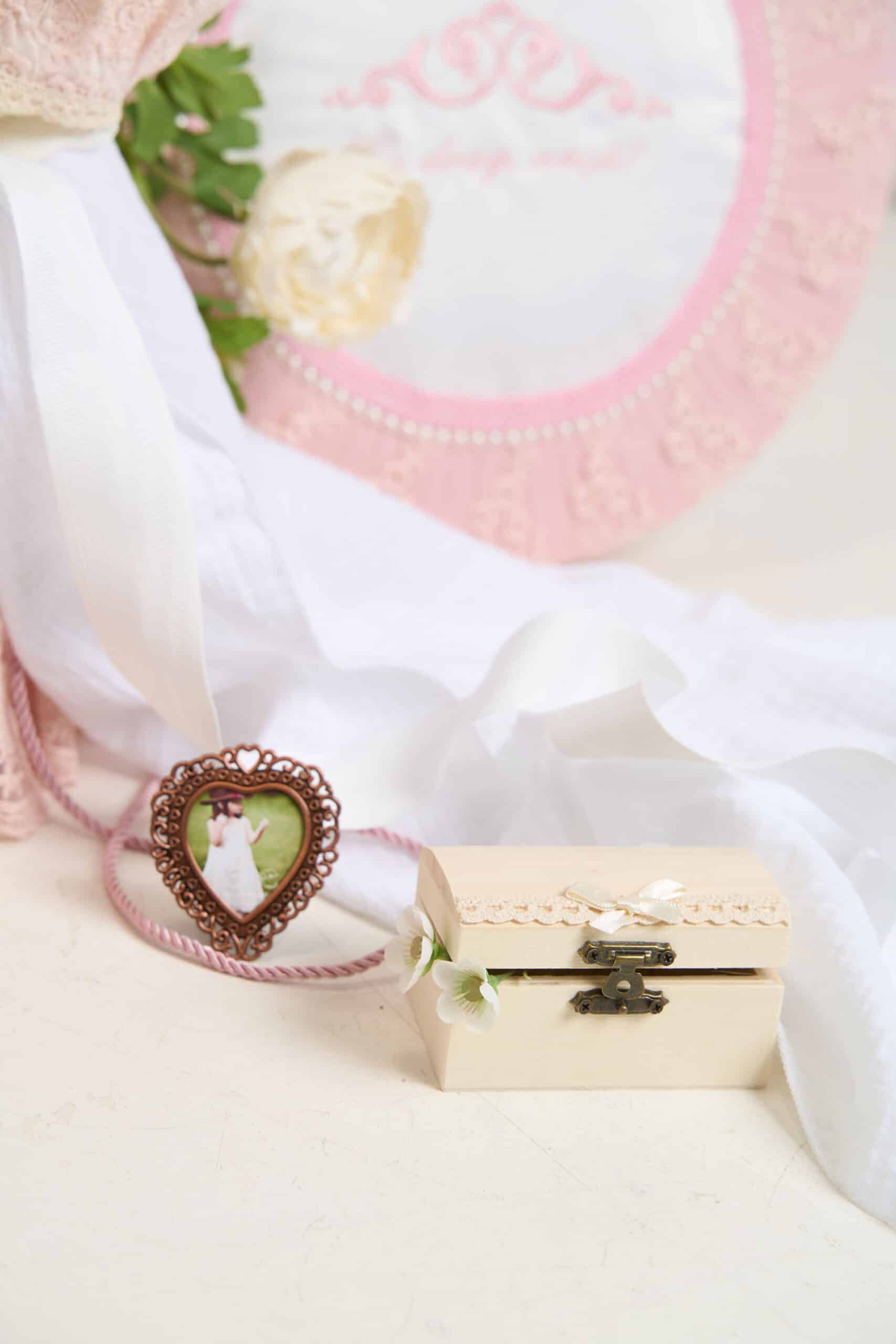 Pachet botez -15% REDUCERE - Cufăr Trusou - Volane Vintage - roz + Trusou botez - Claire 7 Pachet botez -15% REDUCERE - Cufăr Trusou - Volane Vintage - roz + Trusou botez - Claire - imagine 7