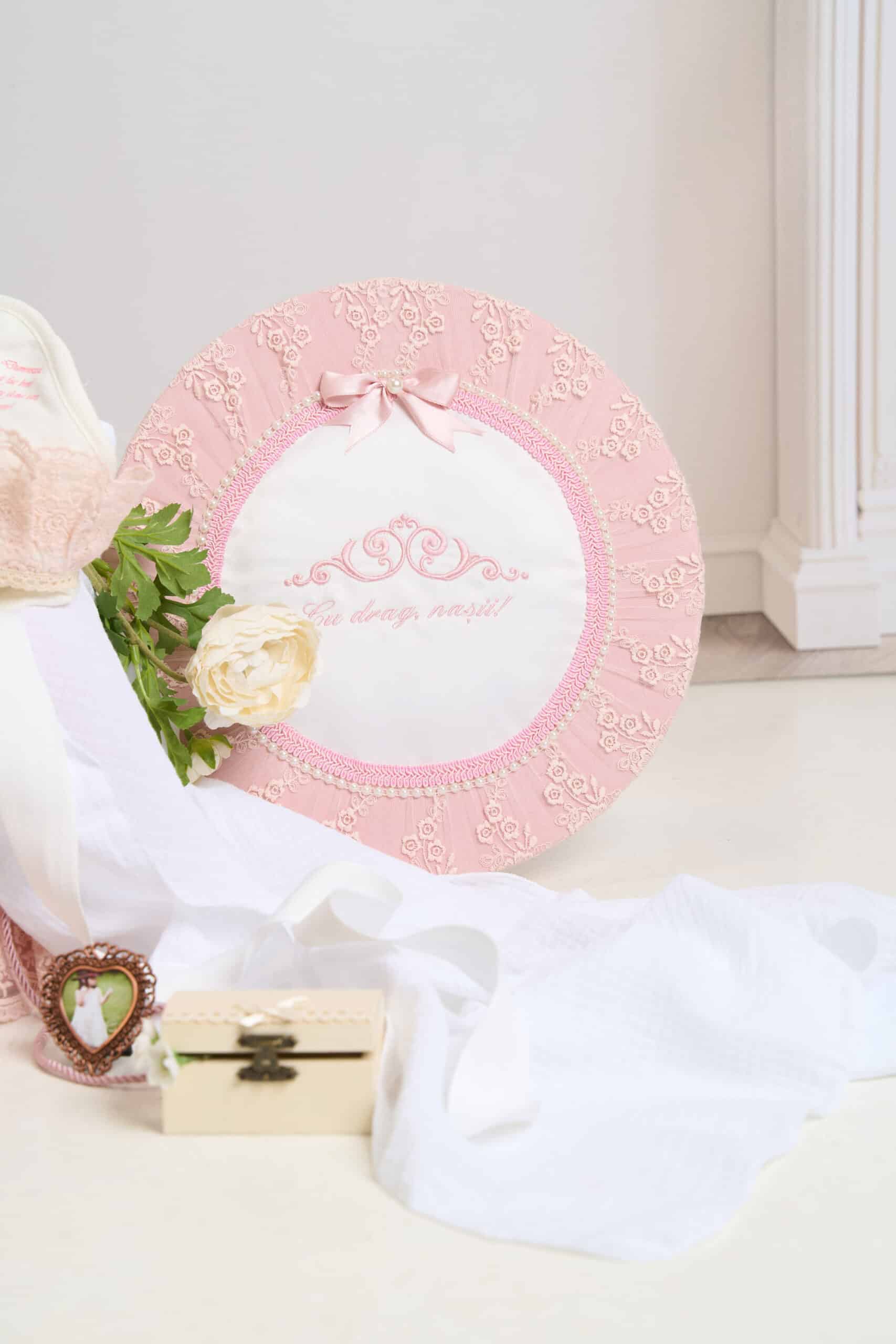 Pachet botez -15% REDUCERE - Cufăr Trusou - Volane Vintage - roz + Trusou botez - Claire 8 Pachet botez -15% REDUCERE - Cufăr Trusou - Volane Vintage - roz + Trusou botez - Claire - imagine 8