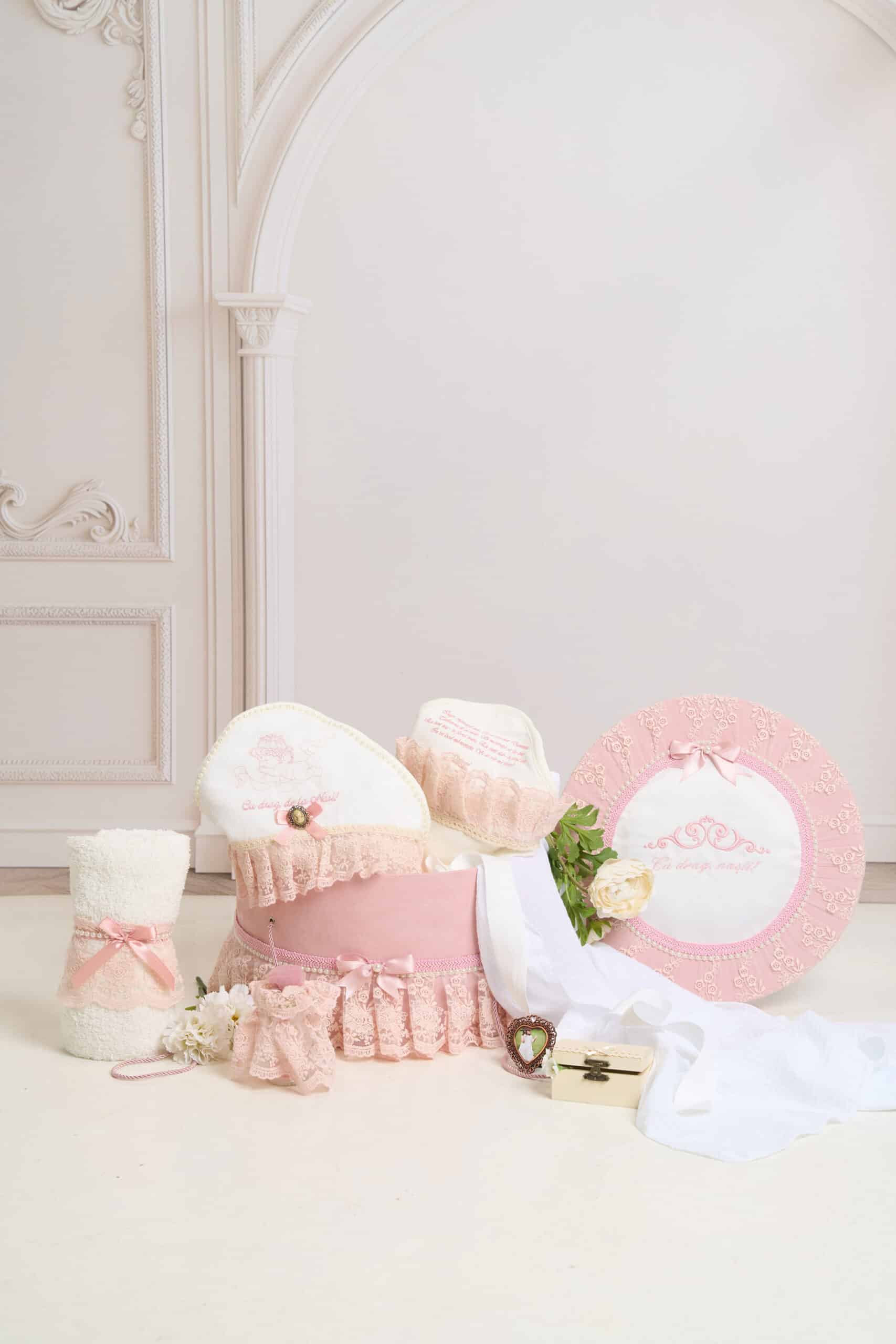 Pachet botez -15% REDUCERE - Cufăr Trusou - Volane Vintage - roz + Trusou botez - Claire 1 Pachet botez -15% REDUCERE - Cufăr Trusou - Volane Vintage - roz + Trusou botez - Claire