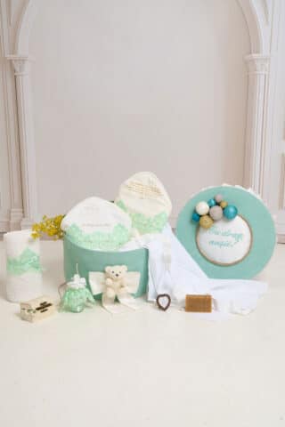 Pachet dedicat botezului bebelușului - achiziționezi cufărul și trusoul împreună și primești automat 15% reducere față de prețul cumpărării separate.