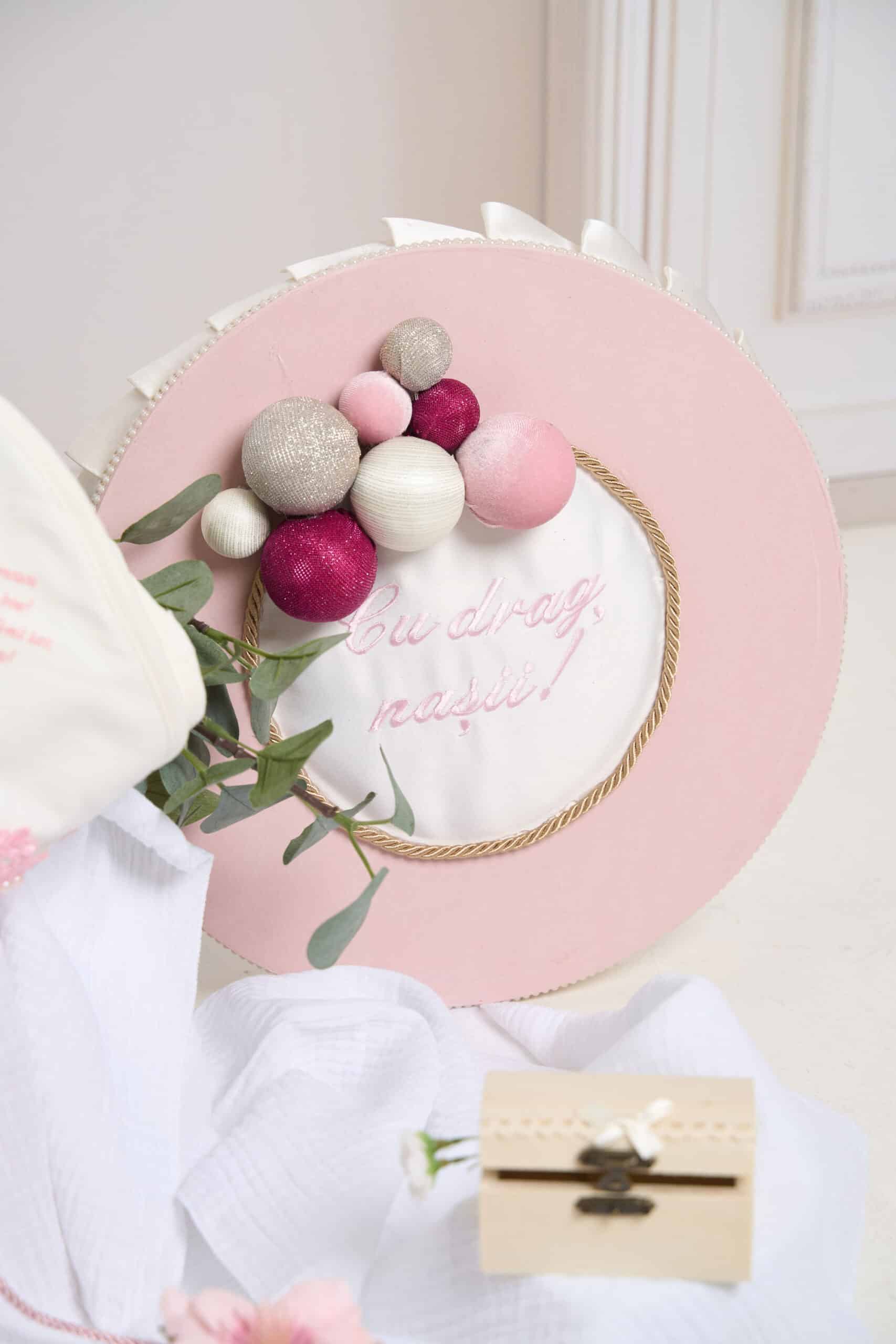 Pachet botez -15% REDUCERE - Cufăr - Ursuleț cu baloane - Roz + Trusou botez - roz 4 Pachet botez -15% REDUCERE - Cufăr - Ursuleț cu baloane - Roz + Trusou botez - roz - imagine 4