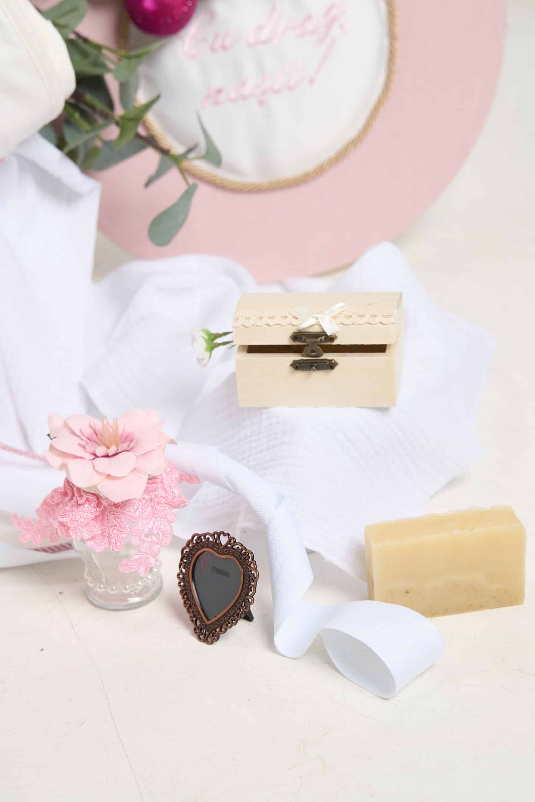 Pachet botez -15% REDUCERE - Cufăr - Ursuleț cu baloane - Roz + Trusou botez - roz 11 Pachet botez -15% REDUCERE - Cufăr - Ursuleț cu baloane - Roz + Trusou botez - roz - imagine 11