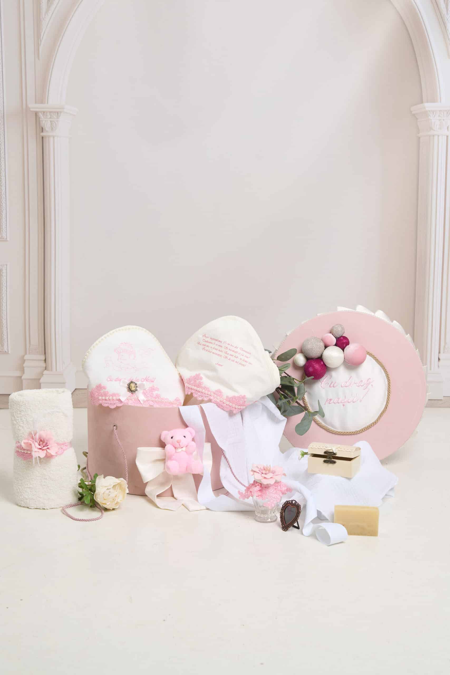 Pachet botez -15% REDUCERE - Cufăr - Ursuleț cu baloane - Roz + Trusou botez - roz 1 Pachet botez -15% REDUCERE - Cufăr - Ursuleț cu baloane - Roz + Trusou botez - roz