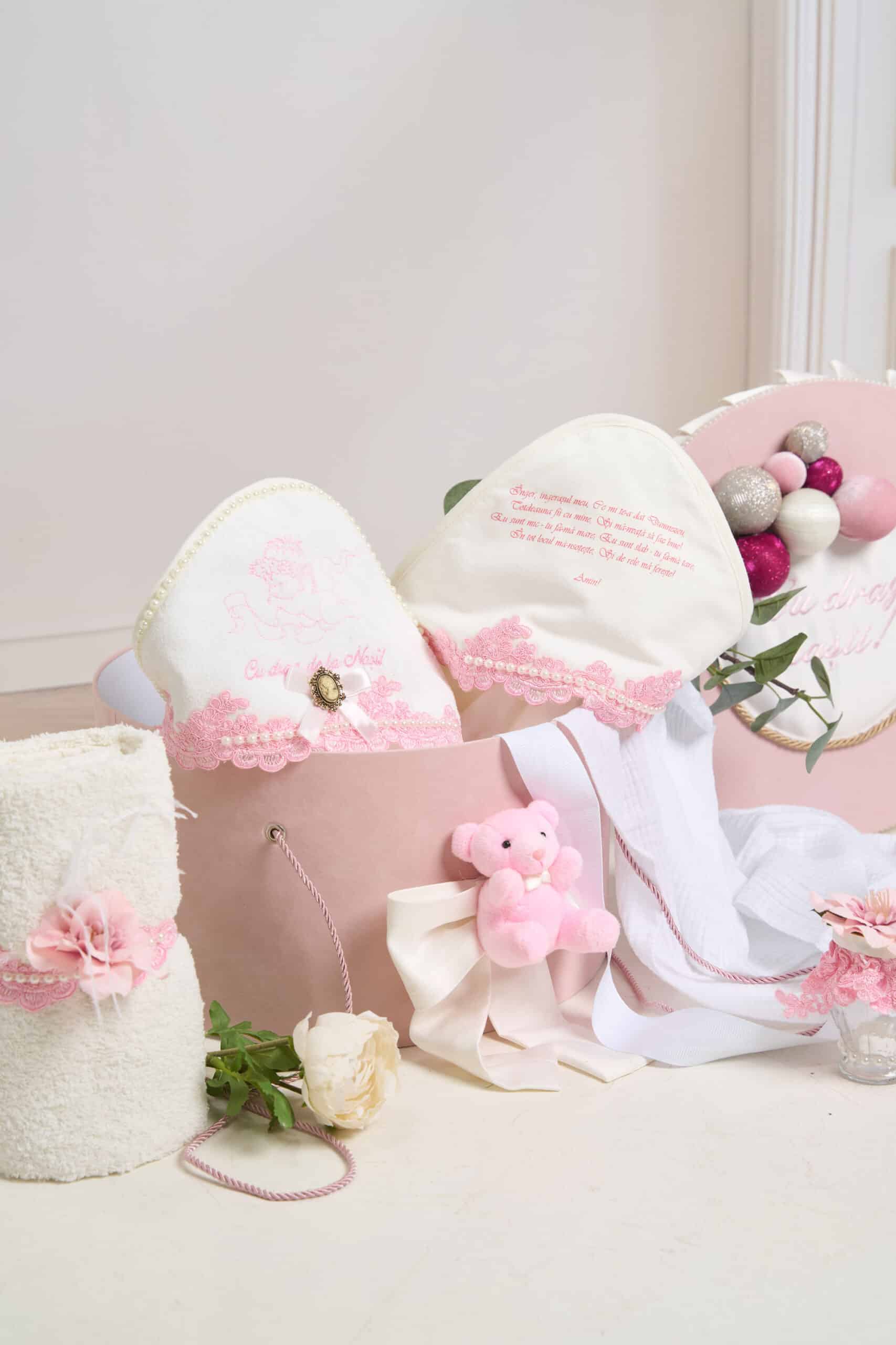 Pachet botez -15% REDUCERE - Cufăr - Ursuleț cu baloane - Roz + Trusou botez - roz 2 Pachet botez -15% REDUCERE - Cufăr - Ursuleț cu baloane - Roz + Trusou botez - roz - imagine 2