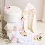 Pachet botez cu 20% REDUCERE - Cufăr Velvet buretat - Ivoire + Trusou botez - roz
