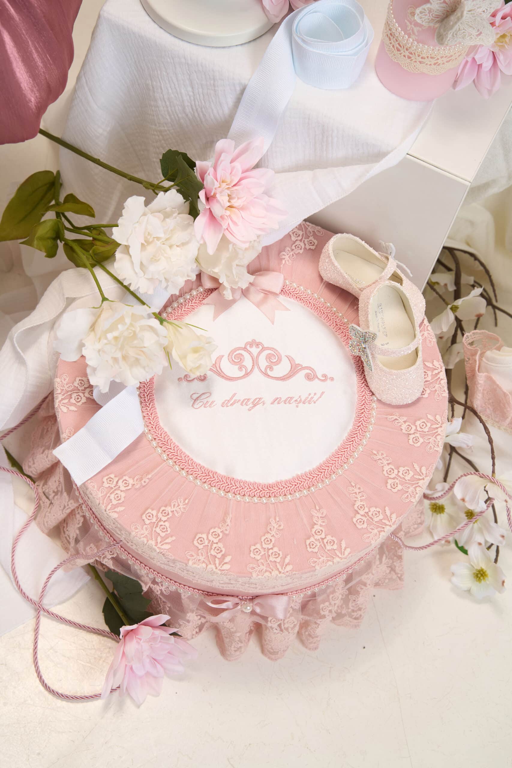 Set complet botez (trusou) - Kate - zmeură (mânecă scurtă) 5 Set complet botez (trusou) - Kate - zmeură (mânecă scurtă) - imagine 5
