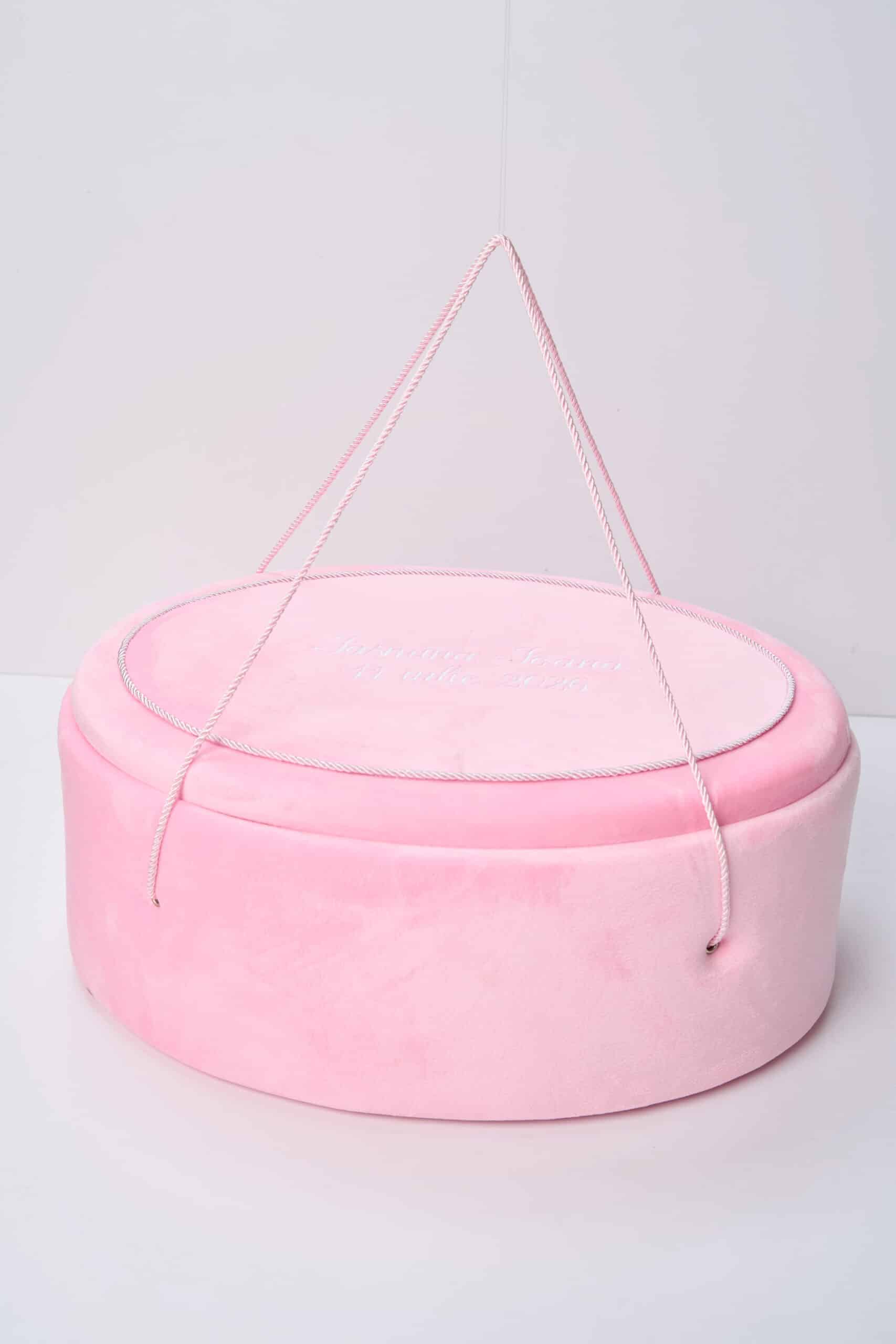 Cufăr botez oval Velvet - buretat - roz barbie 2 Cufăr botez oval Velvet - buretat - roz barbie - imagine 2