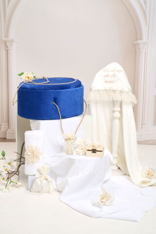 Pachet botez -20% REDUCERE - Cufăr Velvet Oval Albastru + Trusou botez - ivoire