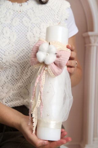 lumanare-botez-baieti-cu-tull-funda-flori-bumbac-roz