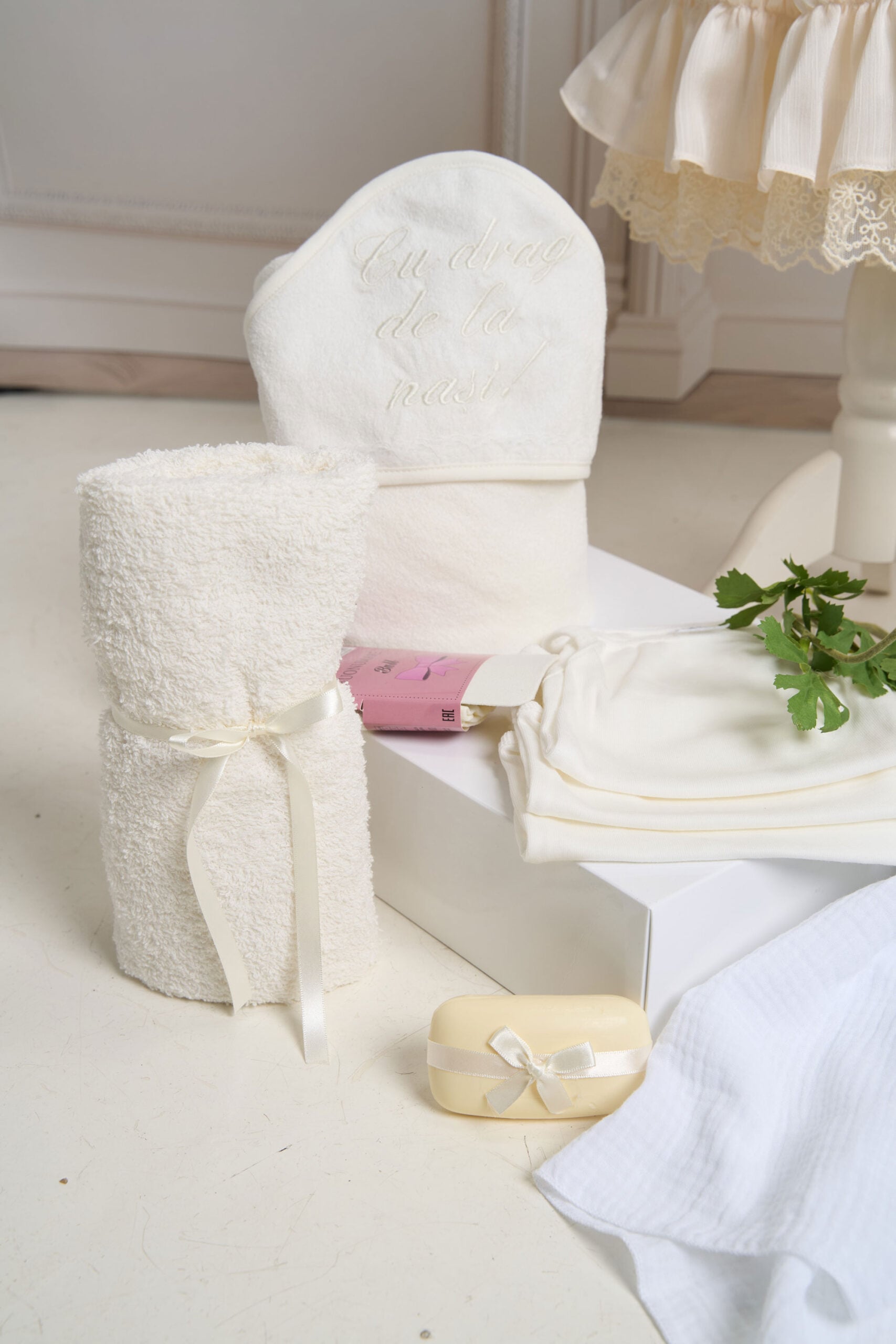 Set complet botez (trusou) - Borangic - alb-ivoire (mânecă scurtă) 9 Set complet botez (trusou) - Borangic - alb-ivoire (mânecă scurtă) - imagine 9