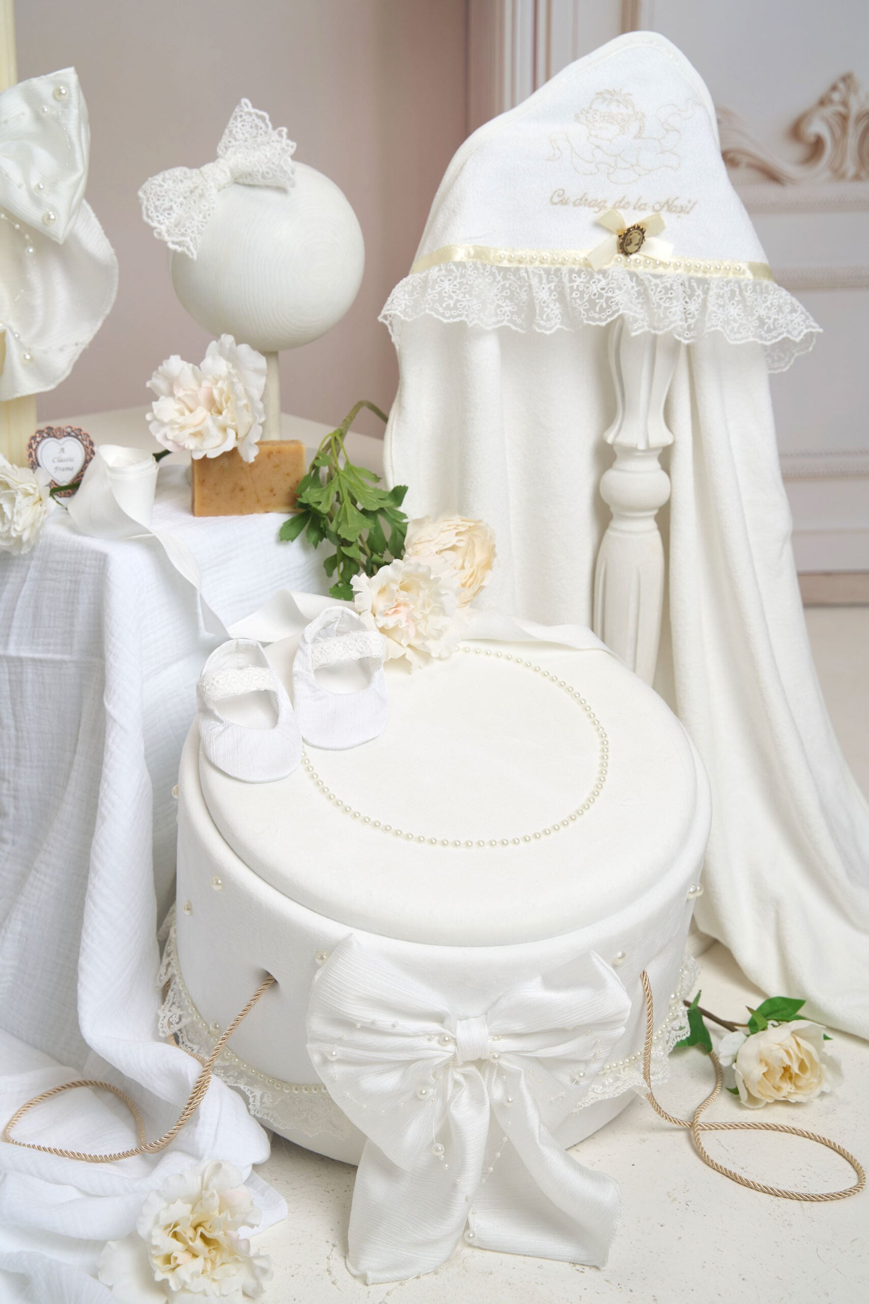 Set complet botez (trusou) - Borangic - alb (mânecă scurtă) 3 Set complet botez (trusou) - Borangic - alb (mânecă scurtă) - imagine 3