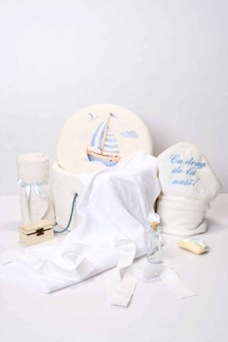 Pachet botez -20% REDUCERE - Cufăr „Călătorie pe Mare” + Trusou PureBebe – bleu