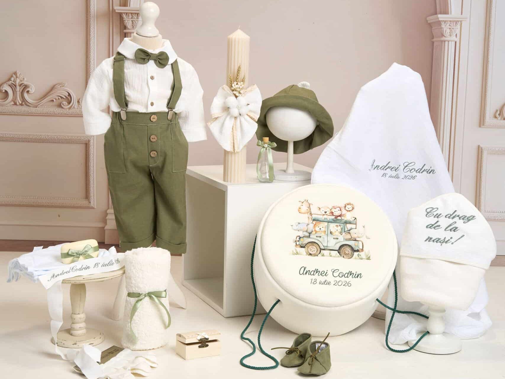 Tematică de botez safari cu costum pentru băiețel