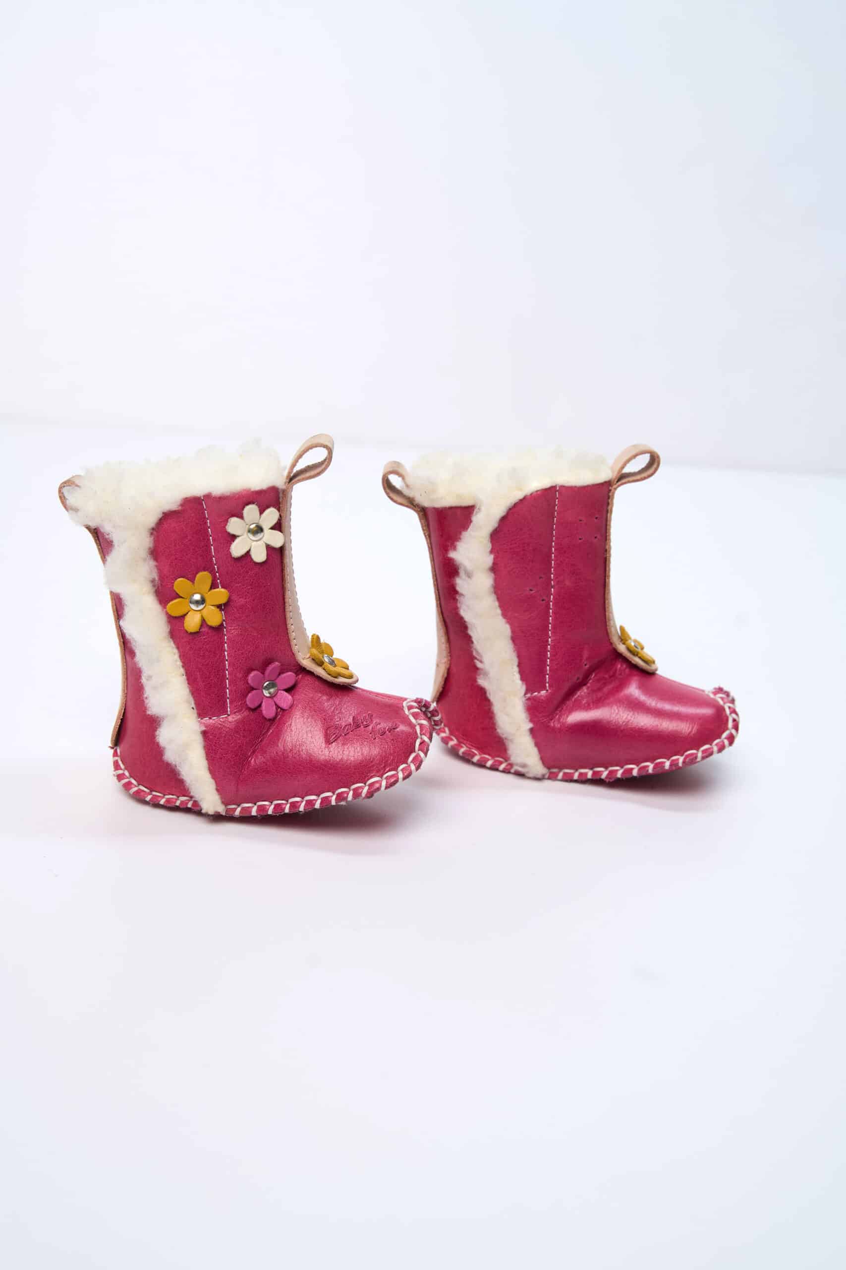 Ghetuțe Apaș - Fucsia și Floricele Multicolor 1 Ghetuțe bebeluși Apaș - Fucsia și Floricele Multicolor