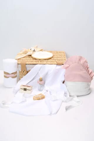 Pachet botez -20% REDUCERE - Cufăr botez din răchită + Trusou botez Muselină roz